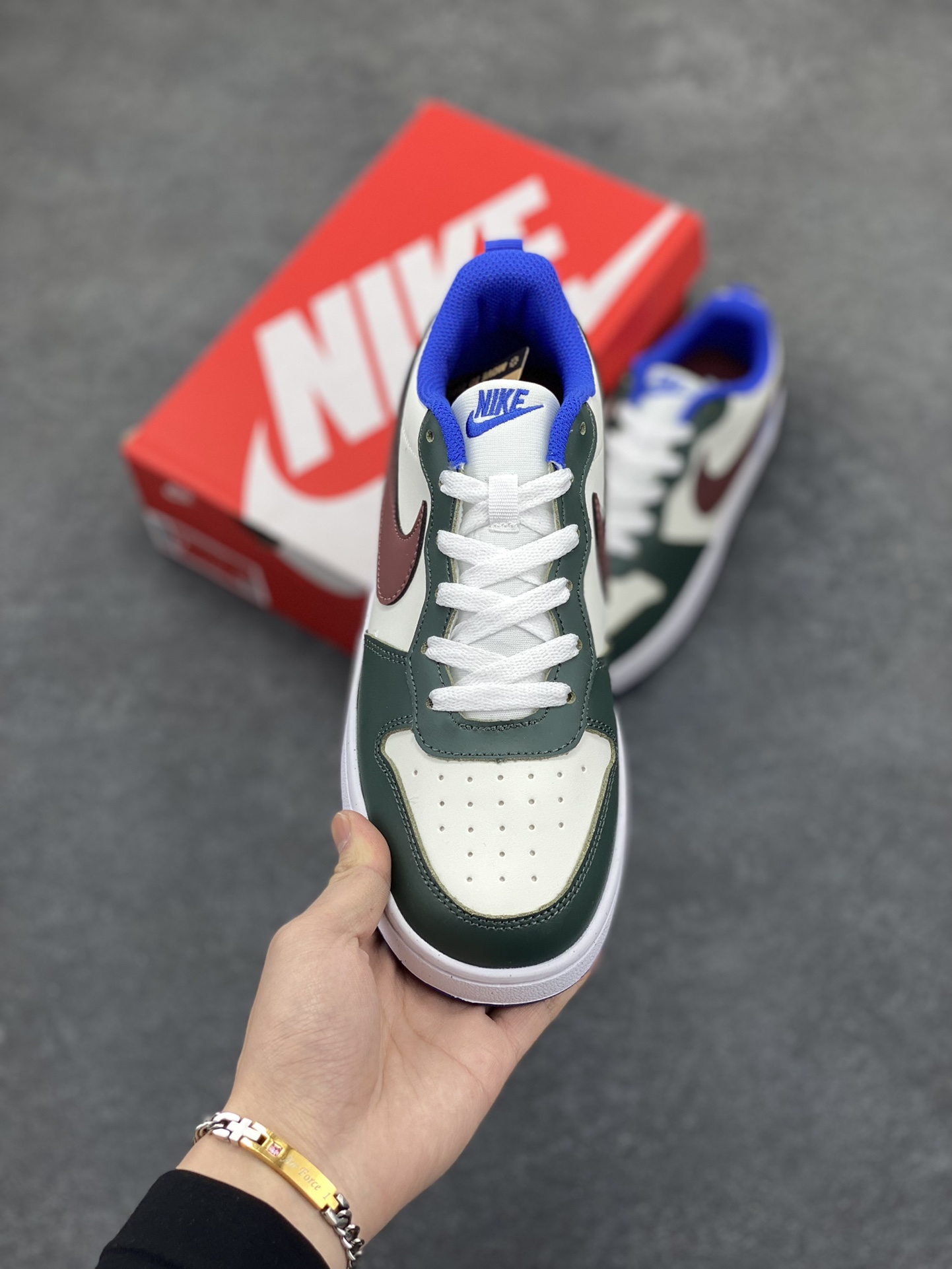 图片[2]-福利特价 Nike Court Borough Low 低帮百搭透气休闲运动板鞋男女鞋 经典耐用的设计，兼顾舒适脚感和出众风范，演绎匠心之作。结构性的支撑贴合感结合复古篮球设计，塑就场外全明星风范。 货号：DV5456-300 尺码：36 36.5 37.5 38 38.5 39 40 40.5 41 42 42.5 43 44 45-选品中心