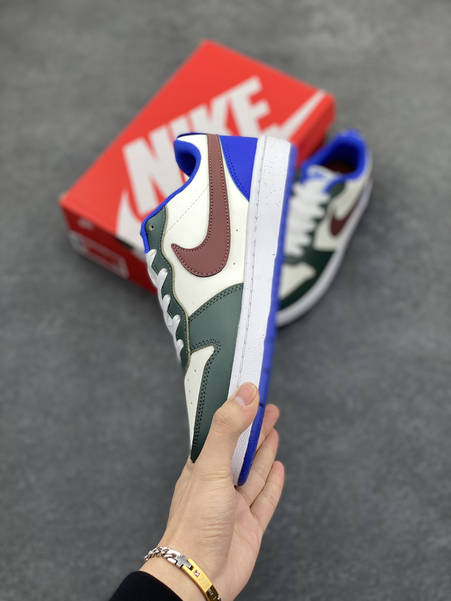 图片[3]-福利特价 Nike Court Borough Low 低帮百搭透气休闲运动板鞋男女鞋 经典耐用的设计，兼顾舒适脚感和出众风范，演绎匠心之作。结构性的支撑贴合感结合复古篮球设计，塑就场外全明星风范。 货号：DV5456-300 尺码：36 36.5 37.5 38 38.5 39 40 40.5 41 42 42.5 43 44 45-选品中心