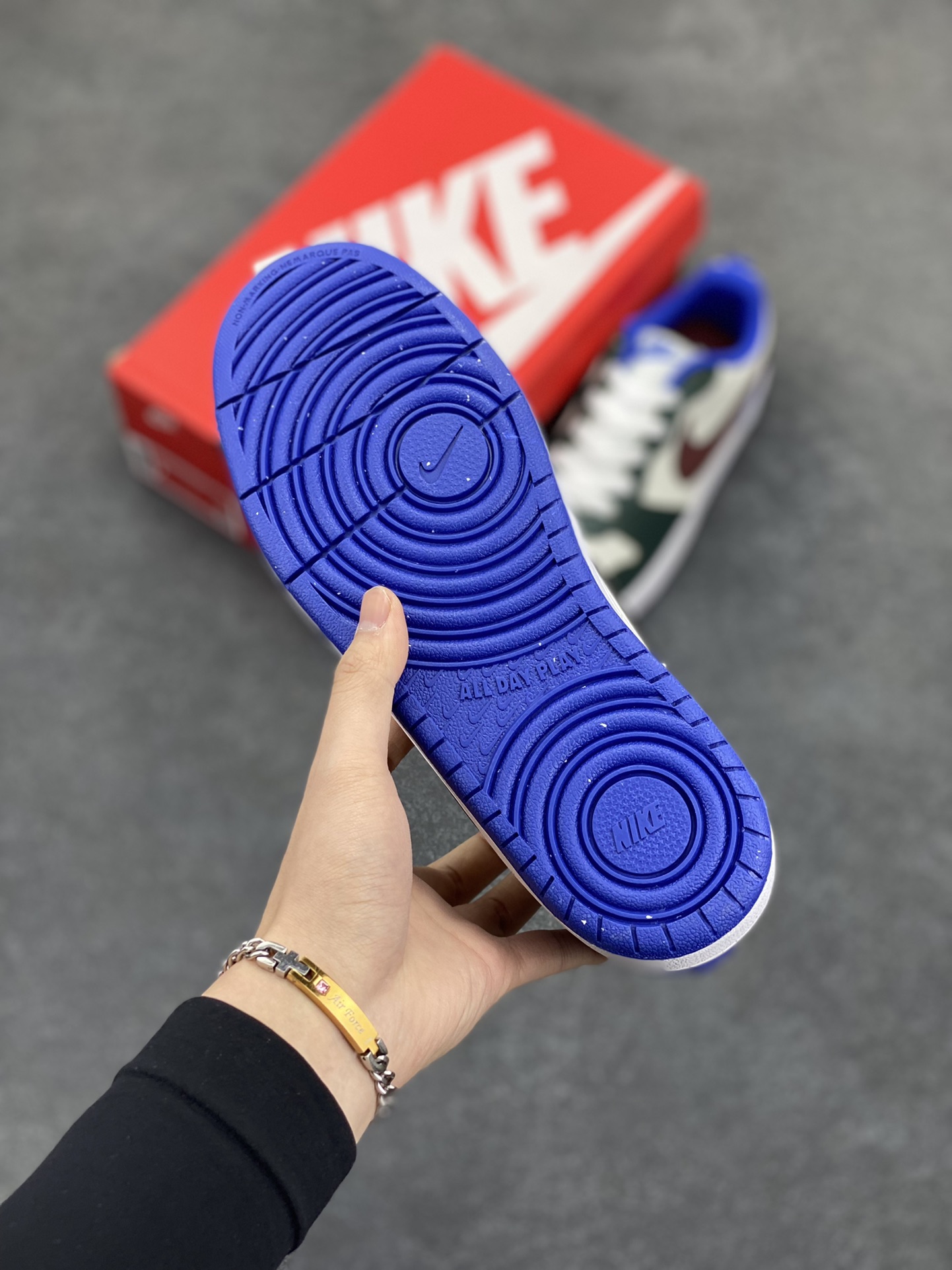 图片[5]-福利特价 Nike Court Borough Low 低帮百搭透气休闲运动板鞋男女鞋 经典耐用的设计，兼顾舒适脚感和出众风范，演绎匠心之作。结构性的支撑贴合感结合复古篮球设计，塑就场外全明星风范。 货号：DV5456-300 尺码：36 36.5 37.5 38 38.5 39 40 40.5 41 42 42.5 43 44 45-选品中心