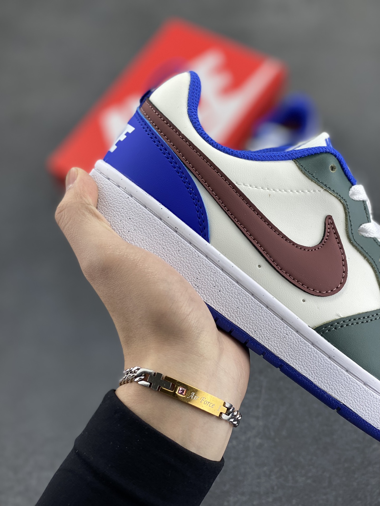 图片[6]-福利特价 Nike Court Borough Low 低帮百搭透气休闲运动板鞋男女鞋 经典耐用的设计，兼顾舒适脚感和出众风范，演绎匠心之作。结构性的支撑贴合感结合复古篮球设计，塑就场外全明星风范。 货号：DV5456-300 尺码：36 36.5 37.5 38 38.5 39 40 40.5 41 42 42.5 43 44 45-选品中心