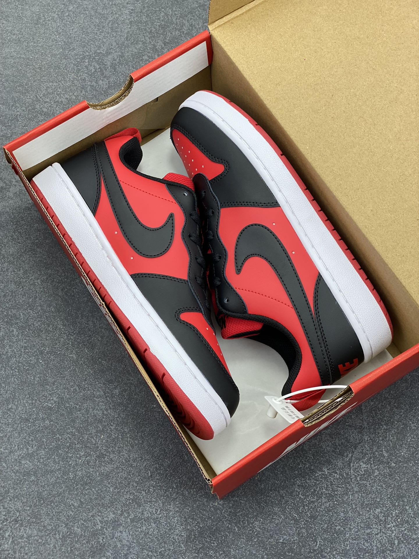 图片[9]-福利特价 Nike Court Borough Low 低帮百搭透气休闲运动板鞋男女鞋 经典耐用的设计，兼顾舒适脚感和出众风范，演绎匠心之作。结构性的支撑贴合感结合复古篮球设计，塑就场外全明星风范。 货号：DV5456-600 尺码：36 36.5 37.5 38 38.5 39 40 40.5 41 42 42.5 43 44 45-选品中心