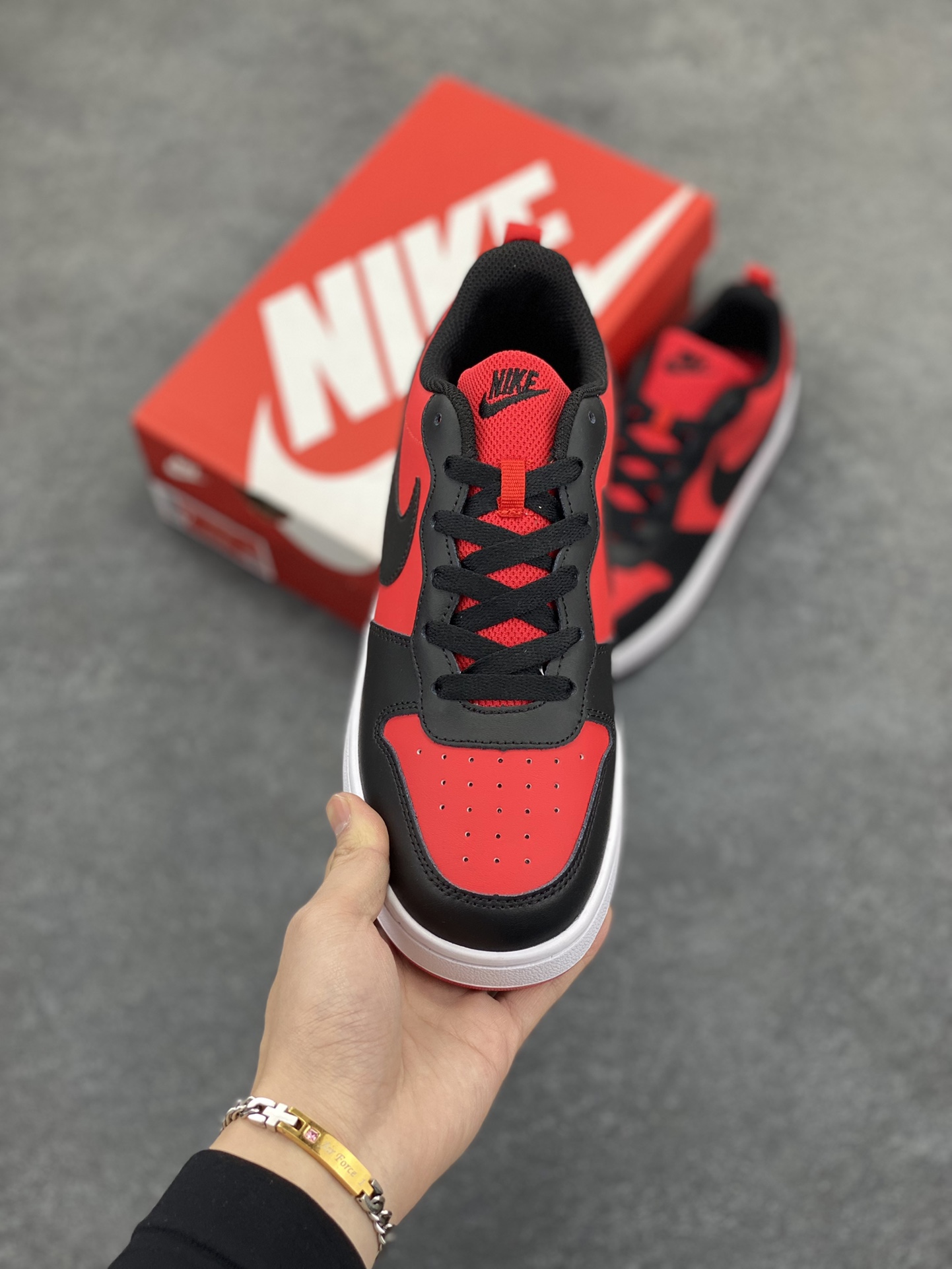 图片[2]-福利特价 Nike Court Borough Low 低帮百搭透气休闲运动板鞋男女鞋 经典耐用的设计，兼顾舒适脚感和出众风范，演绎匠心之作。结构性的支撑贴合感结合复古篮球设计，塑就场外全明星风范。 货号：DV5456-600 尺码：36 36.5 37.5 38 38.5 39 40 40.5 41 42 42.5 43 44 45-选品中心