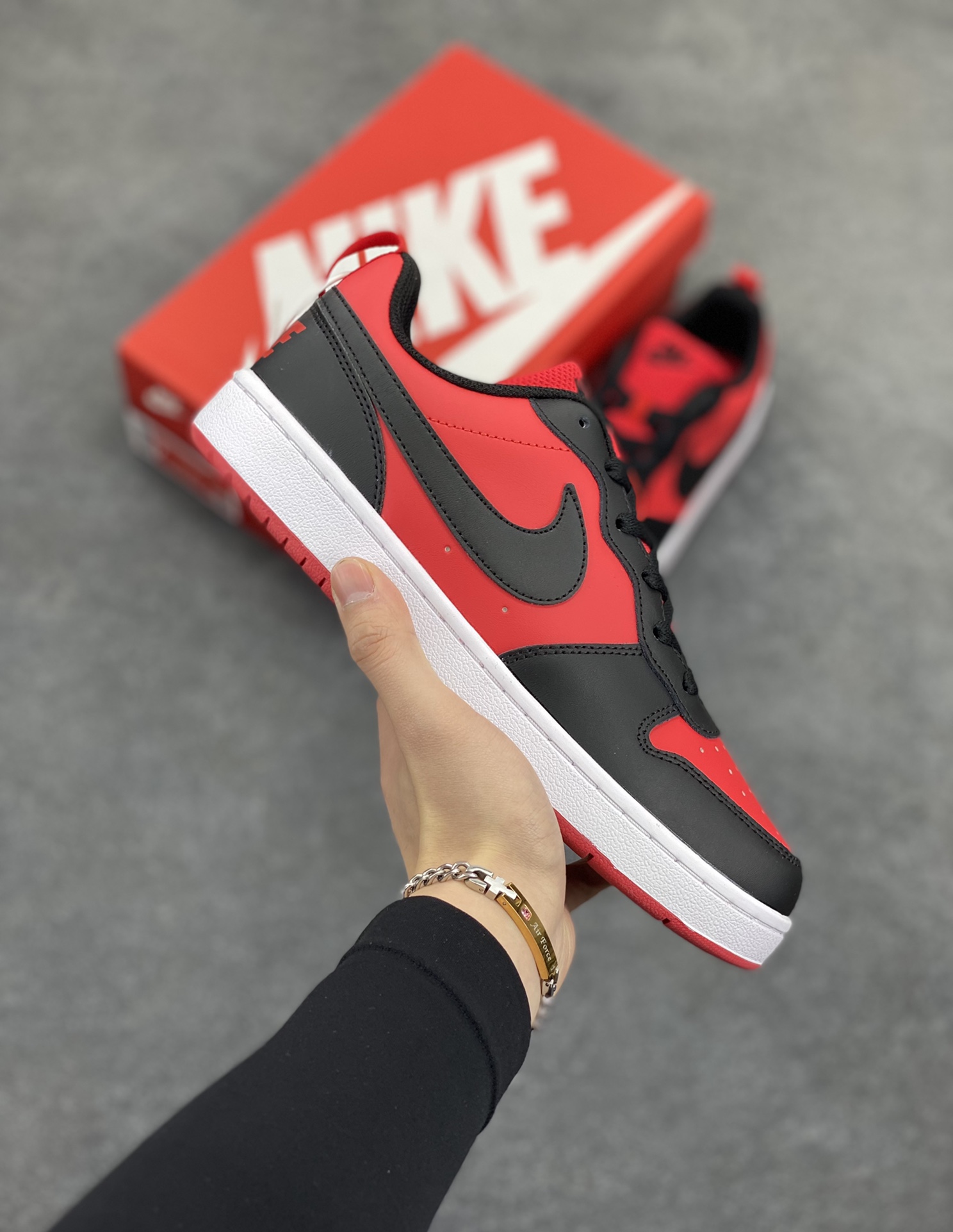 福利特价 Nike Court Borough Low 低帮百搭透气休闲运动板鞋男女鞋 经典耐用的设计,兼顾舒适脚感和出众风范,演绎匠心之作。结构性的支撑贴合感结合复古篮球设计,塑就场外全明星风范。 货号:DV5456-600 尺码:36 36.5 37.5 38 38.5 39 40 40.5 41 42 42.5 43 44 45-选品中心