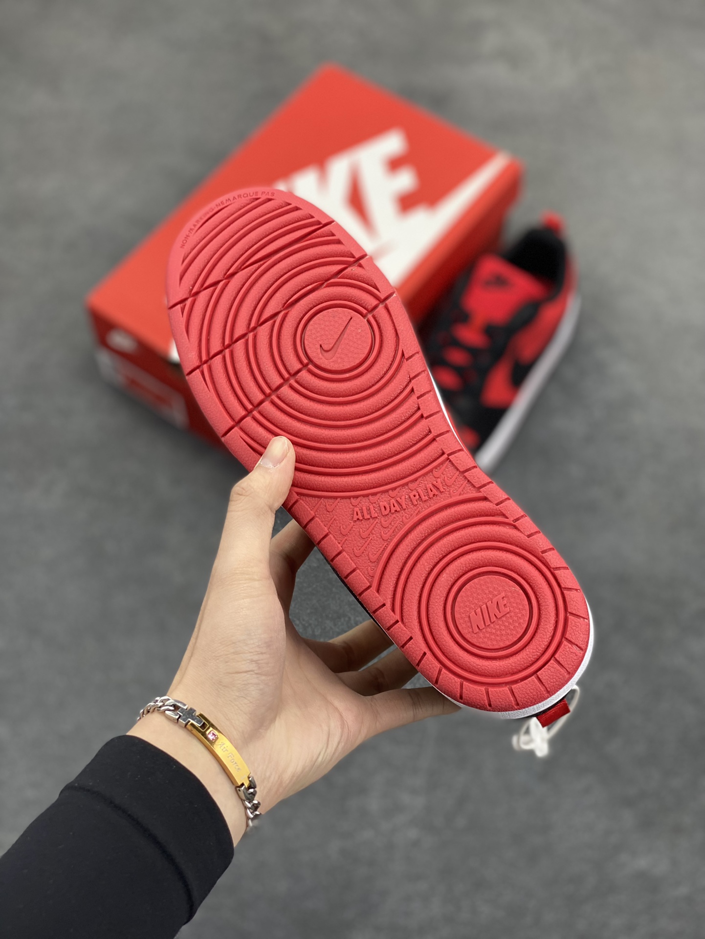 图片[5]-福利特价 Nike Court Borough Low 低帮百搭透气休闲运动板鞋男女鞋 经典耐用的设计，兼顾舒适脚感和出众风范，演绎匠心之作。结构性的支撑贴合感结合复古篮球设计，塑就场外全明星风范。 货号：DV5456-600 尺码：36 36.5 37.5 38 38.5 39 40 40.5 41 42 42.5 43 44 45-选品中心