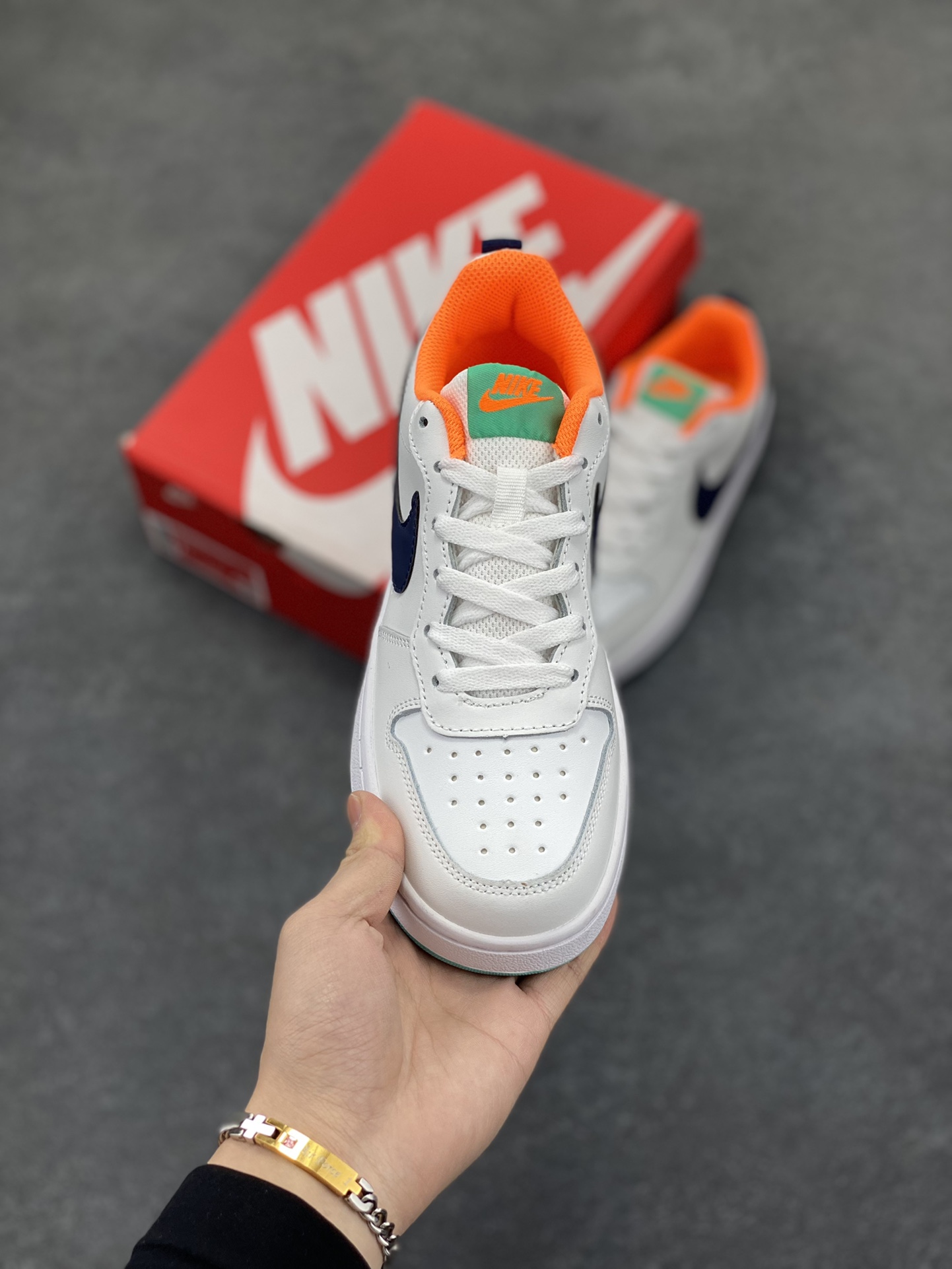 图片[2]-福利特价 Nike Court Borough Low 低帮百搭透气休闲运动板鞋男女鞋 经典耐用的设计，兼顾舒适脚感和出众风范，演绎匠心之作。结构性的支撑贴合感结合复古篮球设计，塑就场外全明星风范。 货号：BQ5448-112 尺码：36 36.5 37.5 38 38.5 39 40 40.5 41 42 42.5 43 44 45-选品中心