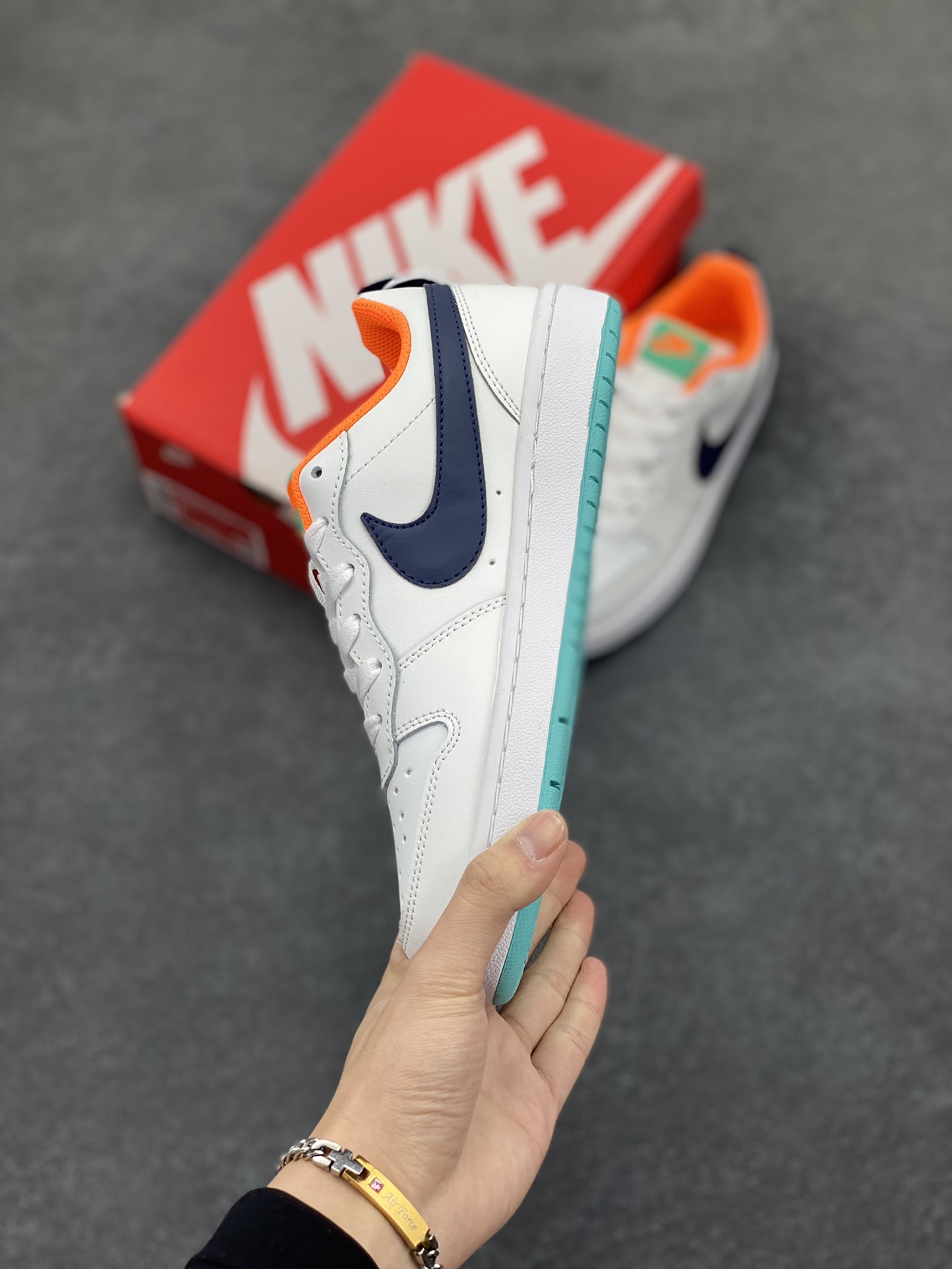 图片[3]-福利特价 Nike Court Borough Low 低帮百搭透气休闲运动板鞋男女鞋 经典耐用的设计，兼顾舒适脚感和出众风范，演绎匠心之作。结构性的支撑贴合感结合复古篮球设计，塑就场外全明星风范。 货号：BQ5448-112 尺码：36 36.5 37.5 38 38.5 39 40 40.5 41 42 42.5 43 44 45-选品中心