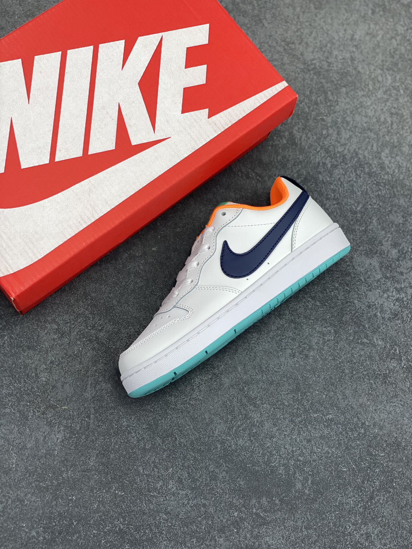 图片[7]-福利特价 Nike Court Borough Low 低帮百搭透气休闲运动板鞋男女鞋 经典耐用的设计，兼顾舒适脚感和出众风范，演绎匠心之作。结构性的支撑贴合感结合复古篮球设计，塑就场外全明星风范。 货号：BQ5448-112 尺码：36 36.5 37.5 38 38.5 39 40 40.5 41 42 42.5 43 44 45-选品中心