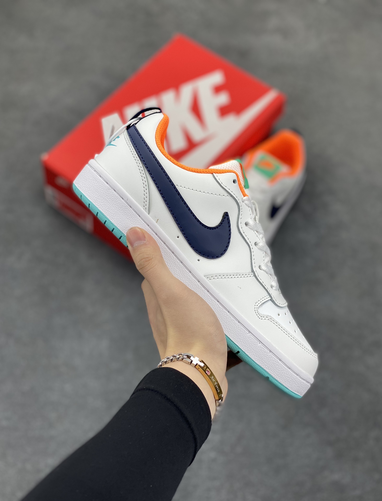 福利特价 Nike Court Borough Low 低帮百搭透气休闲运动板鞋男女鞋 经典耐用的设计,兼顾舒适脚感和出众风范,演绎匠心之作。结构性的支撑贴合感结合复古篮球设计,塑就场外全明星风范。 货号:BQ5448-112 尺码:36 36.5 37.5 38 38.5 39 40 40.5 41 42 42.5 43 44 45-选品中心