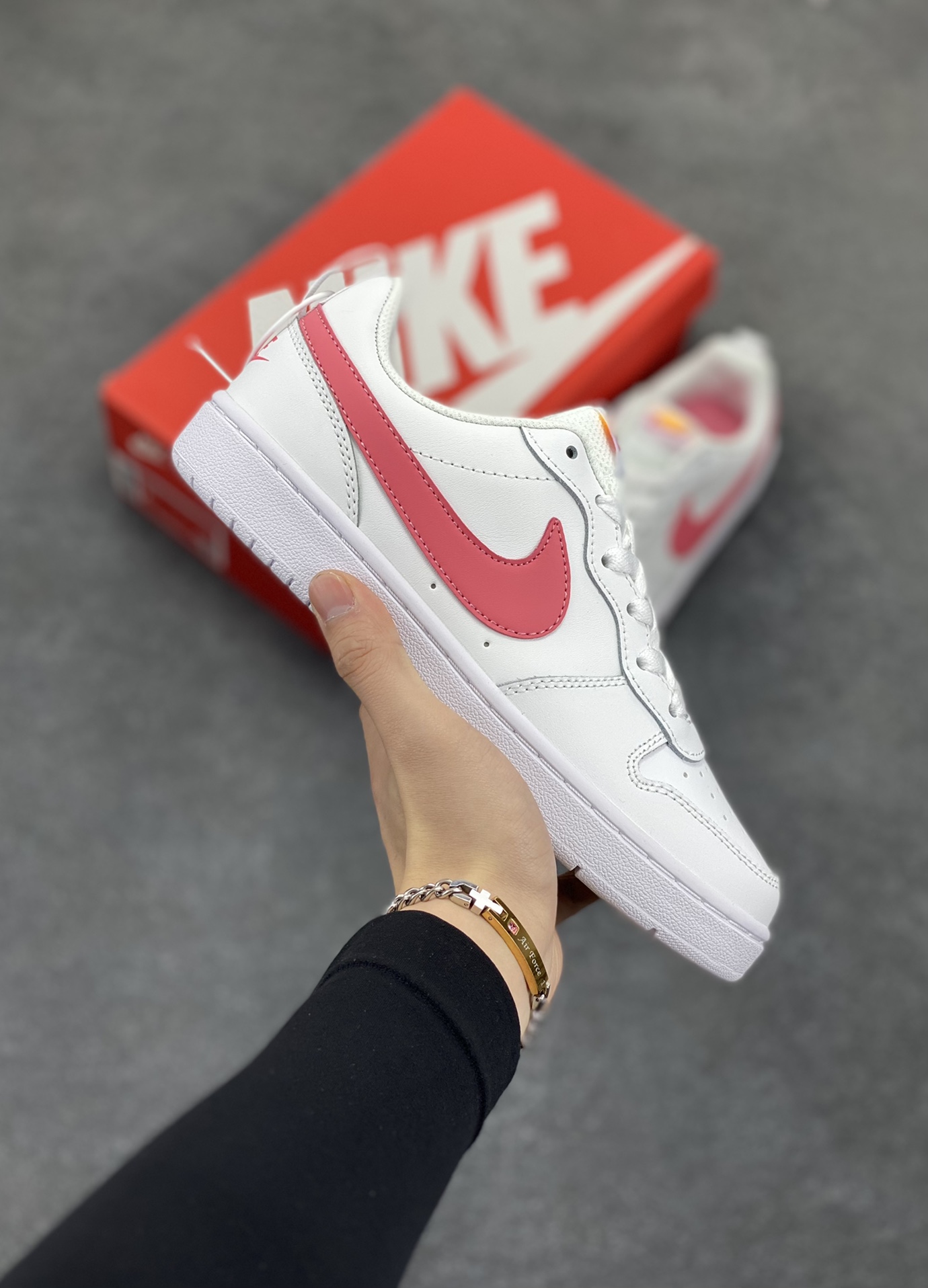 福利特价 Nike Court Borough Low 低帮百搭透气休闲运动板鞋男女鞋 经典耐用的设计，兼顾舒适脚感和出众风范，演绎匠心之作。结构性的支撑贴合感结合复古篮球设计，塑就场外全明星风范。 货号：BQ5448-124 尺码：36 36.5 37.5 38 38.5 39 40 40.5 41 42 42.5 43 44 45-选品中心