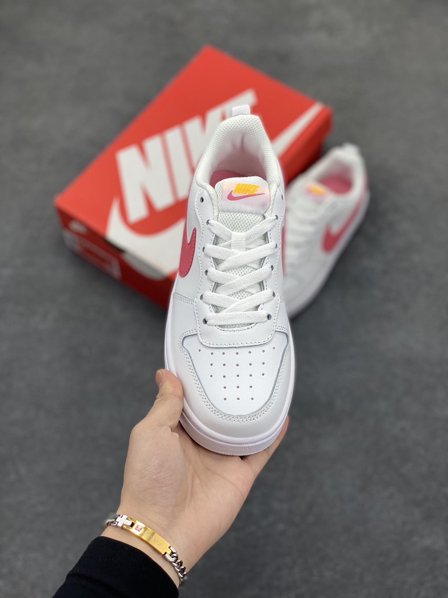 图片[2]-福利特价 Nike Court Borough Low 低帮百搭透气休闲运动板鞋男女鞋 经典耐用的设计，兼顾舒适脚感和出众风范，演绎匠心之作。结构性的支撑贴合感结合复古篮球设计，塑就场外全明星风范。 货号：BQ5448-124 尺码：36 36.5 37.5 38 38.5 39 40 40.5 41 42 42.5 43 44 45-选品中心