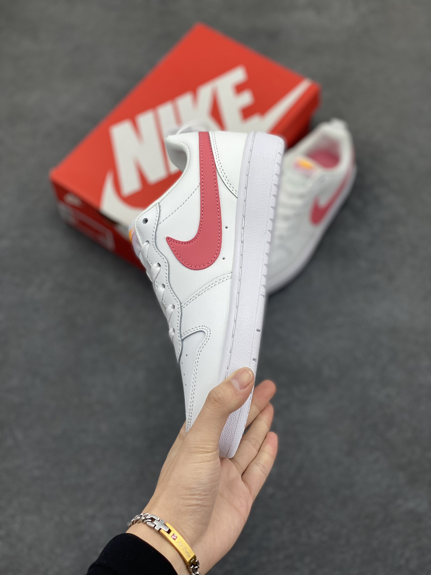 图片[3]-福利特价 Nike Court Borough Low 低帮百搭透气休闲运动板鞋男女鞋 经典耐用的设计，兼顾舒适脚感和出众风范，演绎匠心之作。结构性的支撑贴合感结合复古篮球设计，塑就场外全明星风范。 货号：BQ5448-124 尺码：36 36.5 37.5 38 38.5 39 40 40.5 41 42 42.5 43 44 45-选品中心