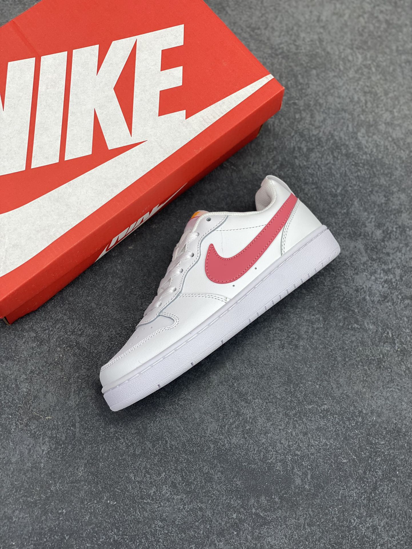 图片[7]-福利特价 Nike Court Borough Low 低帮百搭透气休闲运动板鞋男女鞋 经典耐用的设计，兼顾舒适脚感和出众风范，演绎匠心之作。结构性的支撑贴合感结合复古篮球设计，塑就场外全明星风范。 货号：BQ5448-124 尺码：36 36.5 37.5 38 38.5 39 40 40.5 41 42 42.5 43 44 45-选品中心