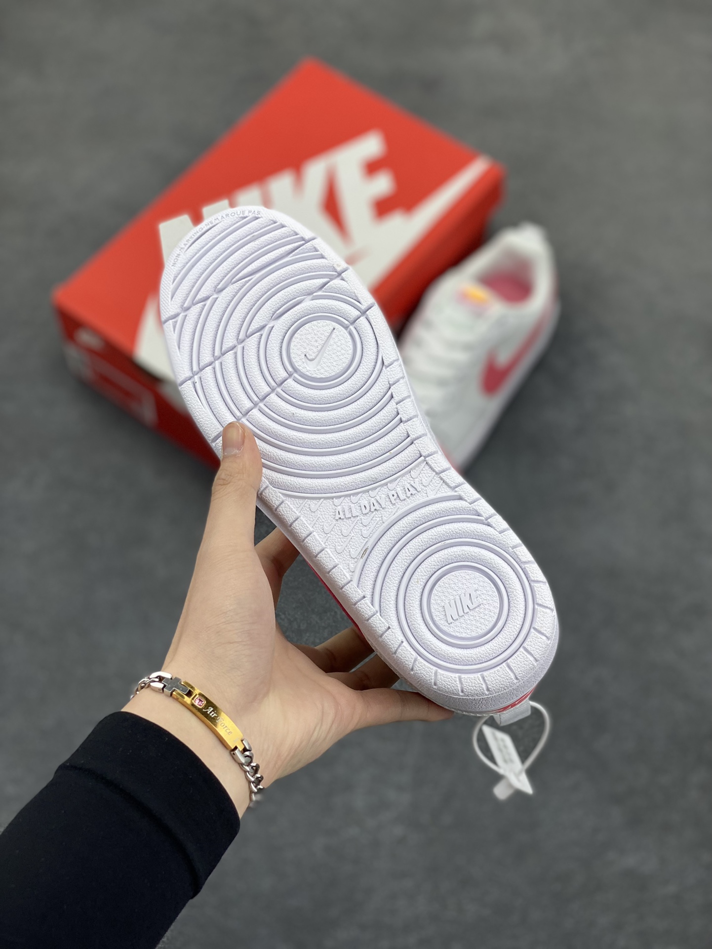 图片[5]-福利特价 Nike Court Borough Low 低帮百搭透气休闲运动板鞋男女鞋 经典耐用的设计，兼顾舒适脚感和出众风范，演绎匠心之作。结构性的支撑贴合感结合复古篮球设计，塑就场外全明星风范。 货号：BQ5448-124 尺码：36 36.5 37.5 38 38.5 39 40 40.5 41 42 42.5 43 44 45-选品中心