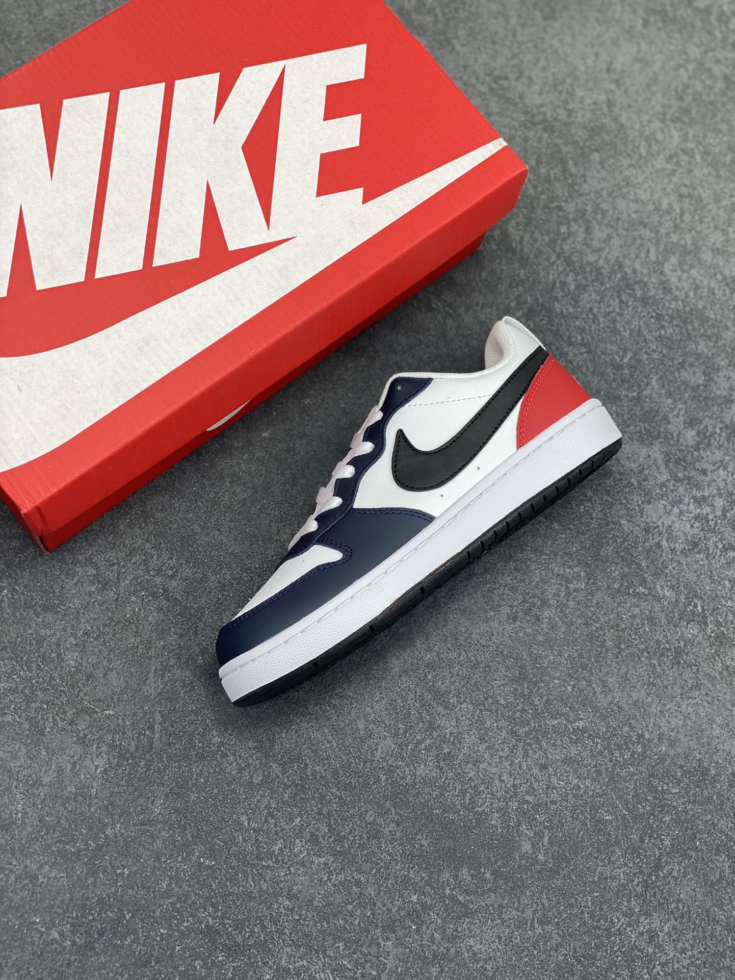 图片[7]-福利特价 Nike Court Borough Low 低帮百搭透气休闲运动板鞋男女鞋 经典耐用的设计，兼顾舒适脚感和出众风范，演绎匠心之作。结构性的支撑贴合感结合复古篮球设计，塑就场外全明星风范。 货号：DO7446-101 尺码：36 36.5 37.5 38 38.5 39 40 40.5 41 42 42.5 43 44 45-选品中心