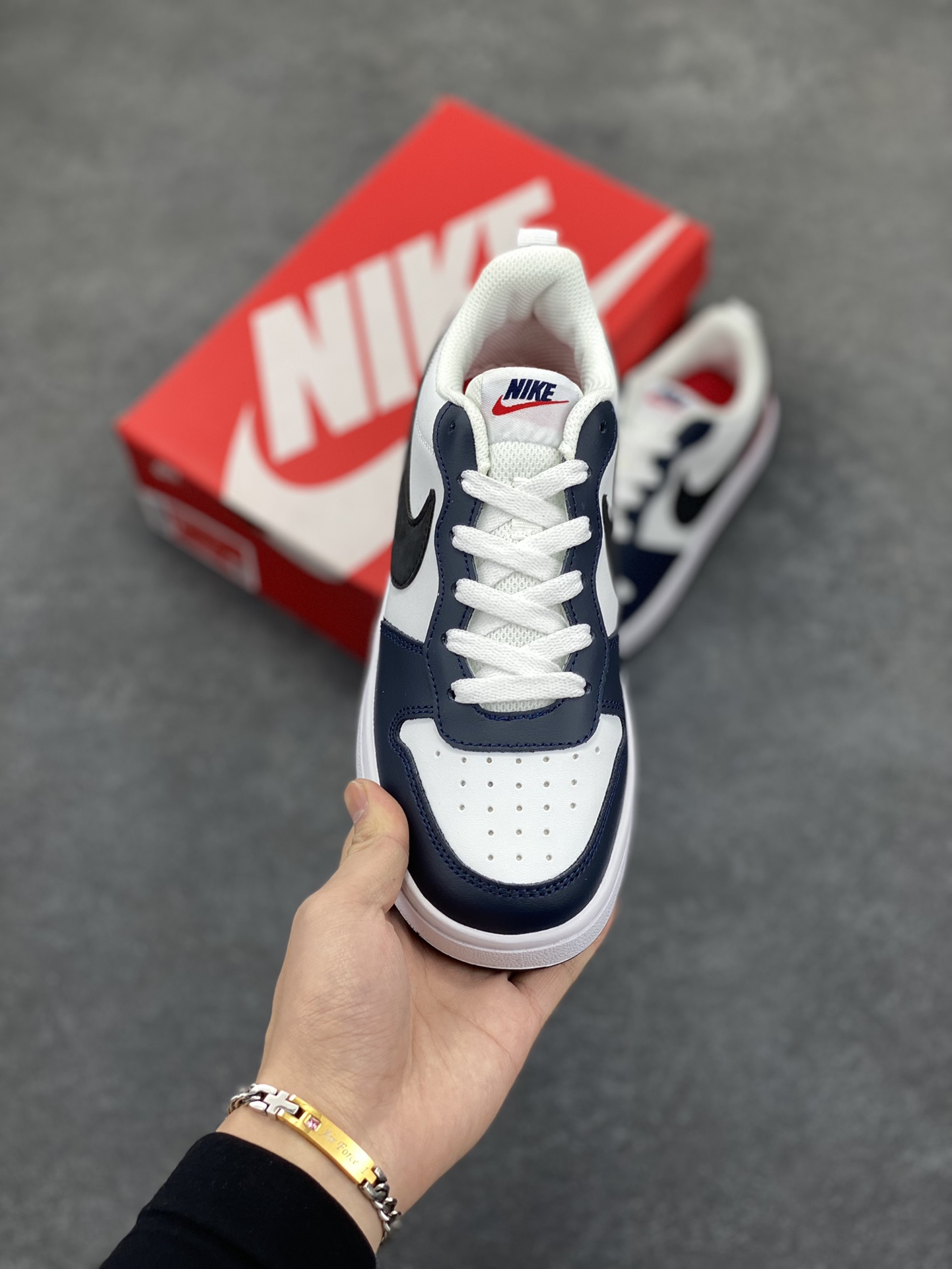 图片[2]-福利特价 Nike Court Borough Low 低帮百搭透气休闲运动板鞋男女鞋 经典耐用的设计，兼顾舒适脚感和出众风范，演绎匠心之作。结构性的支撑贴合感结合复古篮球设计，塑就场外全明星风范。 货号：DO7446-101 尺码：36 36.5 37.5 38 38.5 39 40 40.5 41 42 42.5 43 44 45-选品中心