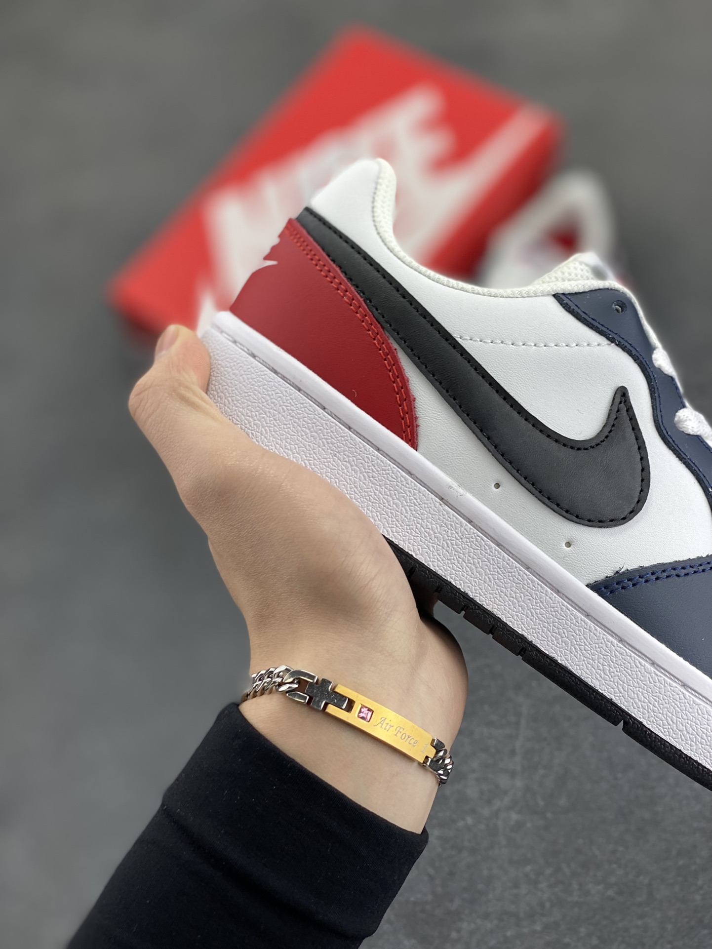 图片[6]-福利特价 Nike Court Borough Low 低帮百搭透气休闲运动板鞋男女鞋 经典耐用的设计，兼顾舒适脚感和出众风范，演绎匠心之作。结构性的支撑贴合感结合复古篮球设计，塑就场外全明星风范。 货号：DO7446-101 尺码：36 36.5 37.5 38 38.5 39 40 40.5 41 42 42.5 43 44 45-选品中心