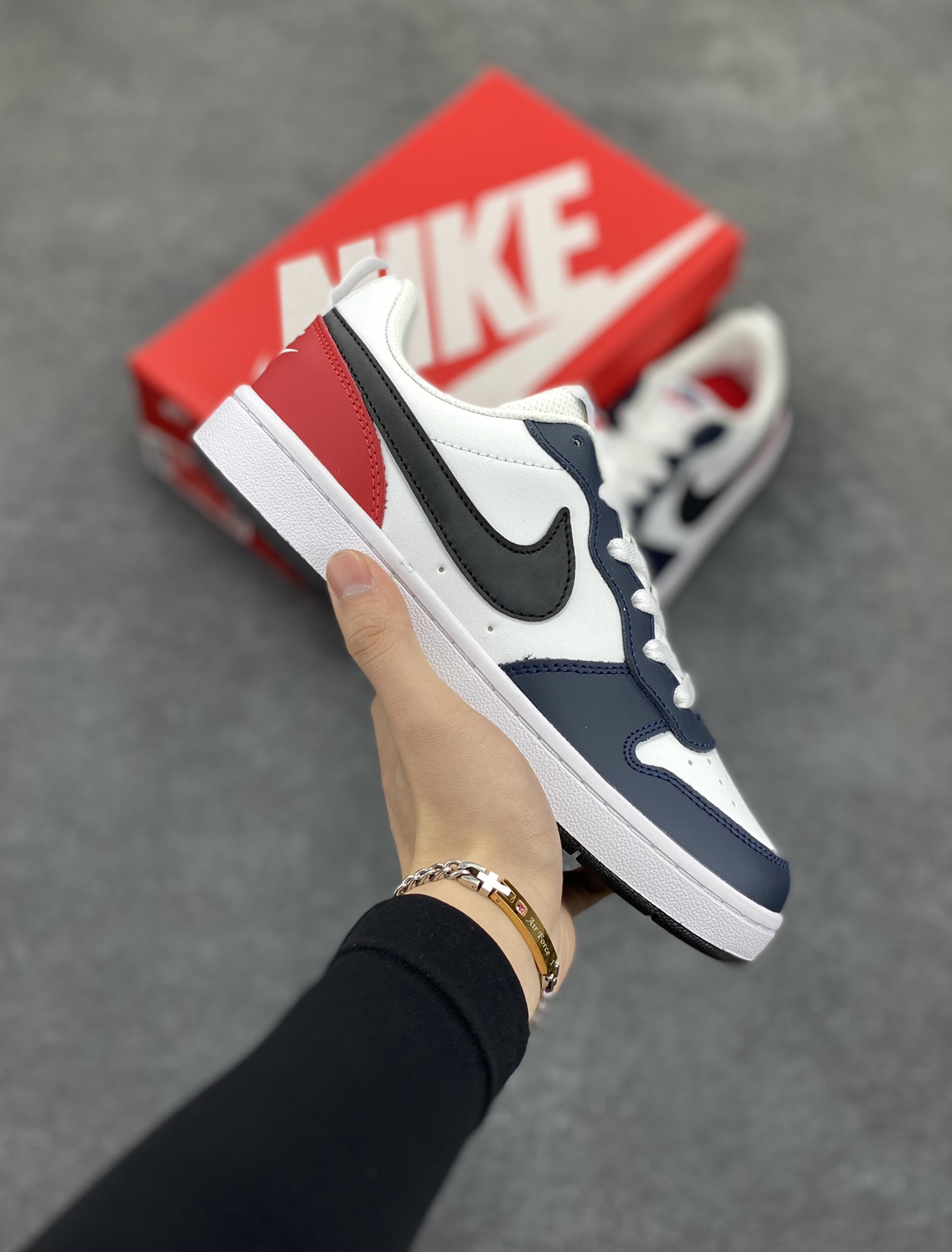 福利特价 Nike Court Borough Low 低帮百搭透气休闲运动板鞋男女鞋 经典耐用的设计，兼顾舒适脚感和出众风范，演绎匠心之作。结构性的支撑贴合感结合复古篮球设计，塑就场外全明星风范。 货号：DO7446-101 尺码：36 36.5 37.5 38 38.5 39 40 40.5 41 42 42.5 43 44 45-选品中心