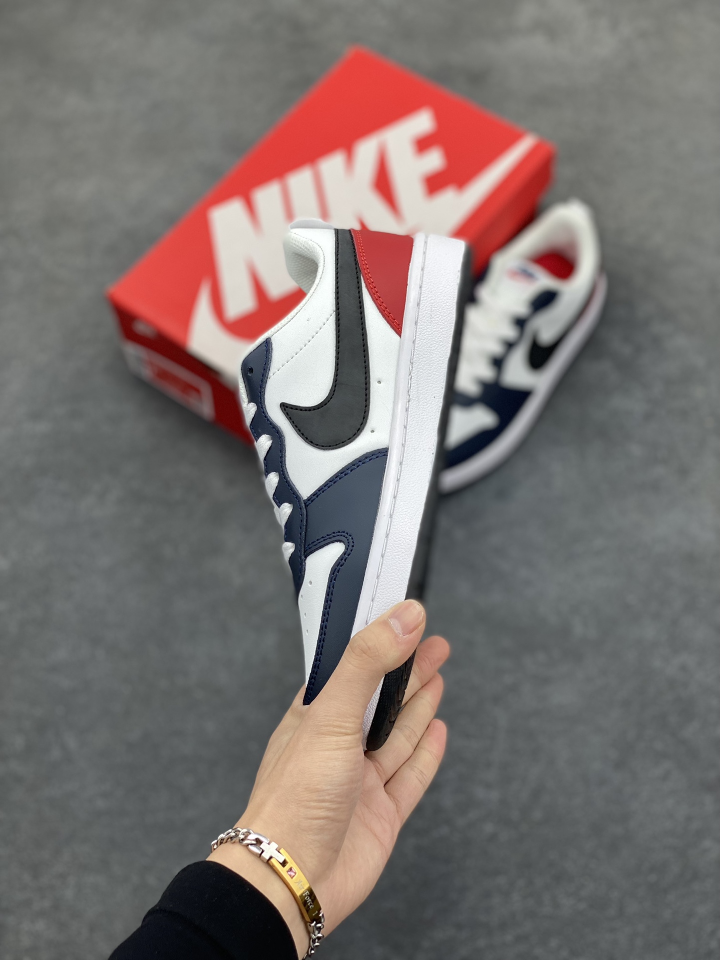 图片[3]-福利特价 Nike Court Borough Low 低帮百搭透气休闲运动板鞋男女鞋 经典耐用的设计，兼顾舒适脚感和出众风范，演绎匠心之作。结构性的支撑贴合感结合复古篮球设计，塑就场外全明星风范。 货号：DO7446-101 尺码：36 36.5 37.5 38 38.5 39 40 40.5 41 42 42.5 43 44 45-选品中心