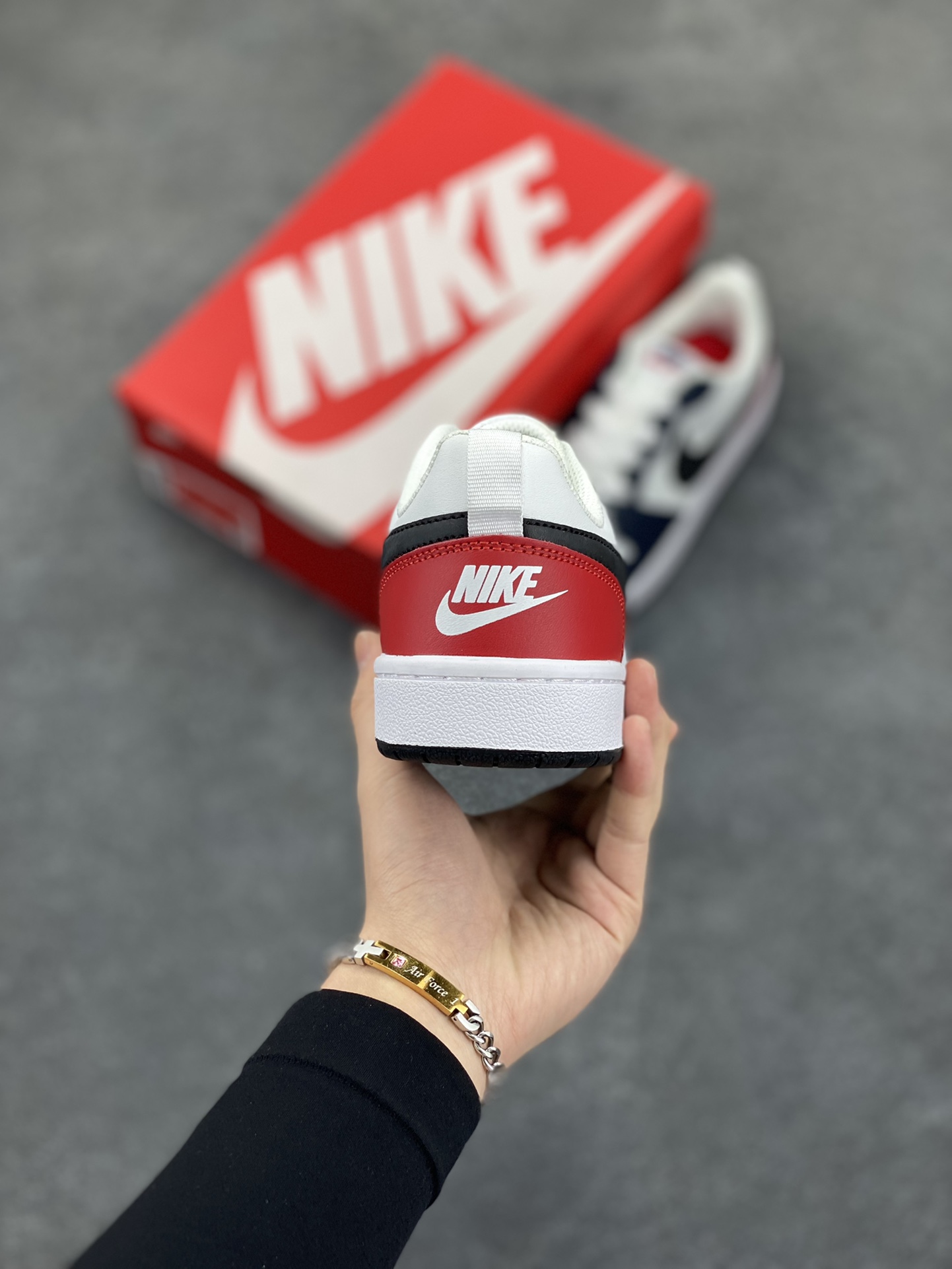 图片[4]-福利特价 Nike Court Borough Low 低帮百搭透气休闲运动板鞋男女鞋 经典耐用的设计，兼顾舒适脚感和出众风范，演绎匠心之作。结构性的支撑贴合感结合复古篮球设计，塑就场外全明星风范。 货号：DO7446-101 尺码：36 36.5 37.5 38 38.5 39 40 40.5 41 42 42.5 43 44 45-选品中心