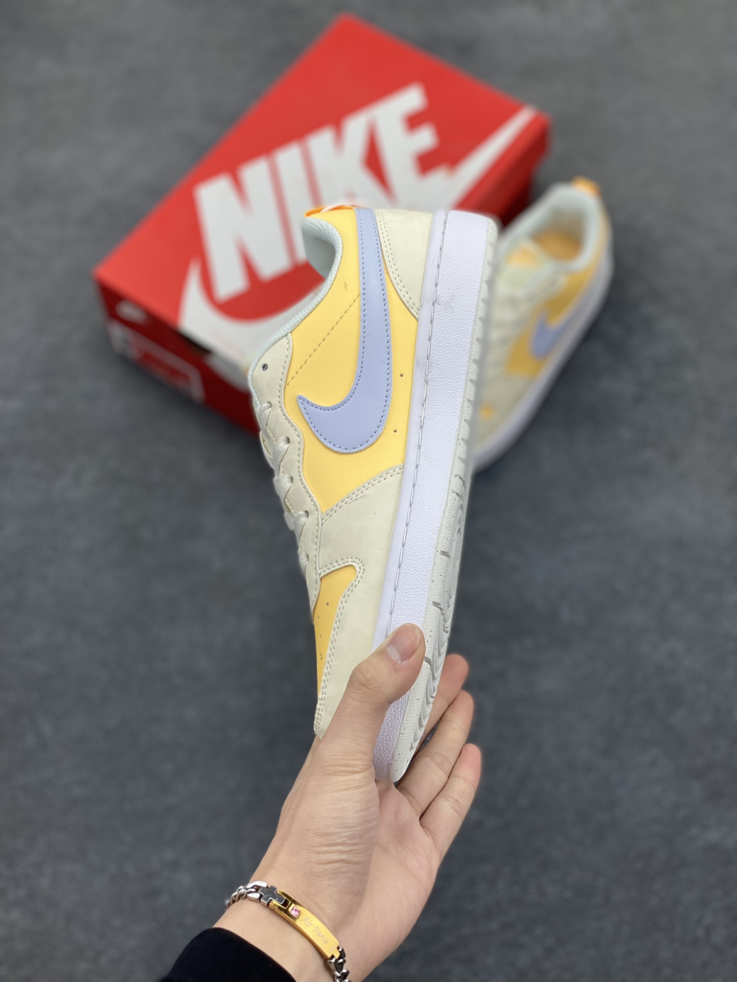 图片[3]-福利特价 Nike Court Borough Low 低帮百搭透气休闲运动板鞋男女鞋 经典耐用的设计，兼顾舒适脚感和出众风范，演绎匠心之作。结构性的支撑贴合感结合复古篮球设计，塑就场外全明星风范。 货号：BV5456-107 尺码：36 36.5 37.5 38 38.5 39 40 40.5 41 42 42.5 43 44 45-选品中心