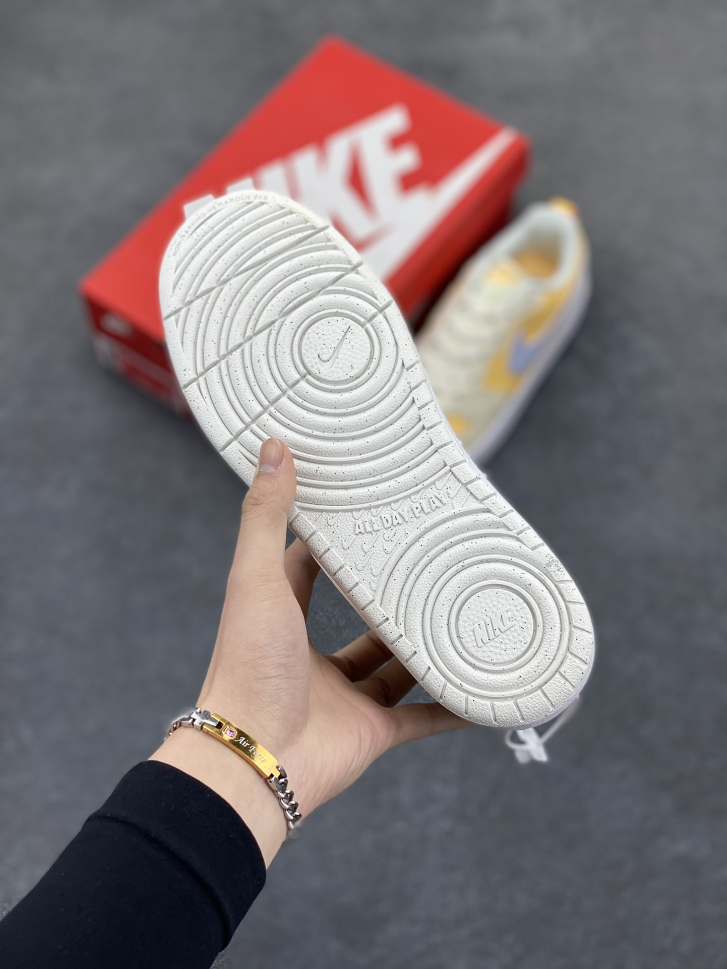 图片[5]-福利特价 Nike Court Borough Low 低帮百搭透气休闲运动板鞋男女鞋 经典耐用的设计，兼顾舒适脚感和出众风范，演绎匠心之作。结构性的支撑贴合感结合复古篮球设计，塑就场外全明星风范。 货号：BV5456-107 尺码：36 36.5 37.5 38 38.5 39 40 40.5 41 42 42.5 43 44 45-选品中心