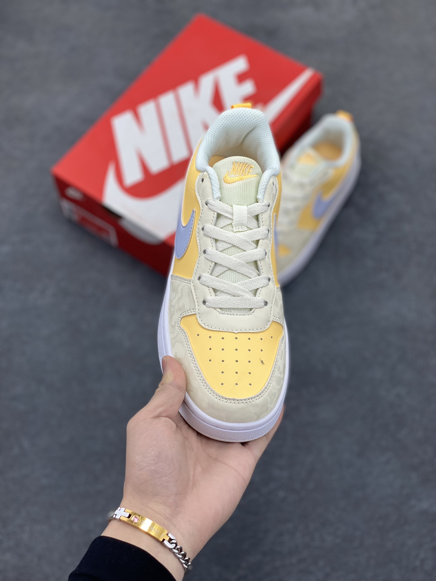 图片[2]-福利特价 Nike Court Borough Low 低帮百搭透气休闲运动板鞋男女鞋 经典耐用的设计，兼顾舒适脚感和出众风范，演绎匠心之作。结构性的支撑贴合感结合复古篮球设计，塑就场外全明星风范。 货号：BV5456-107 尺码：36 36.5 37.5 38 38.5 39 40 40.5 41 42 42.5 43 44 45-选品中心