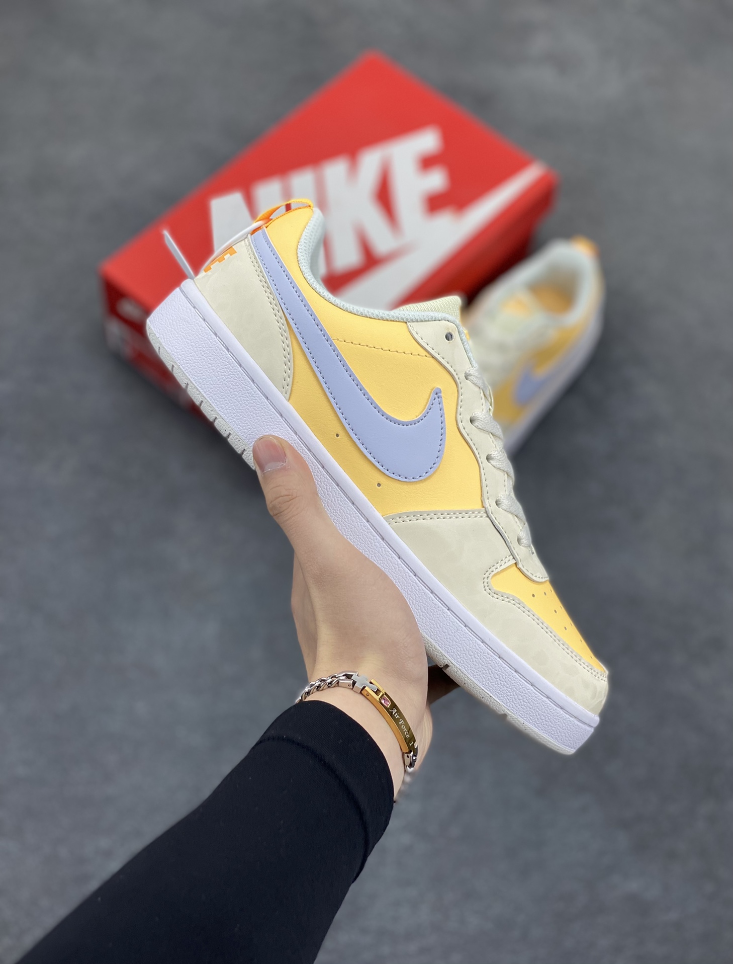 福利特价 Nike Court Borough Low 低帮百搭透气休闲运动板鞋男女鞋 经典耐用的设计,兼顾舒适脚感和出众风范,演绎匠心之作。结构性的支撑贴合感结合复古篮球设计,塑就场外全明星风范。 货号:BV5456-107 尺码:36 36.5 37.5 38 38.5 39 40 40.5 41 42 42.5 43 44 45-选品中心