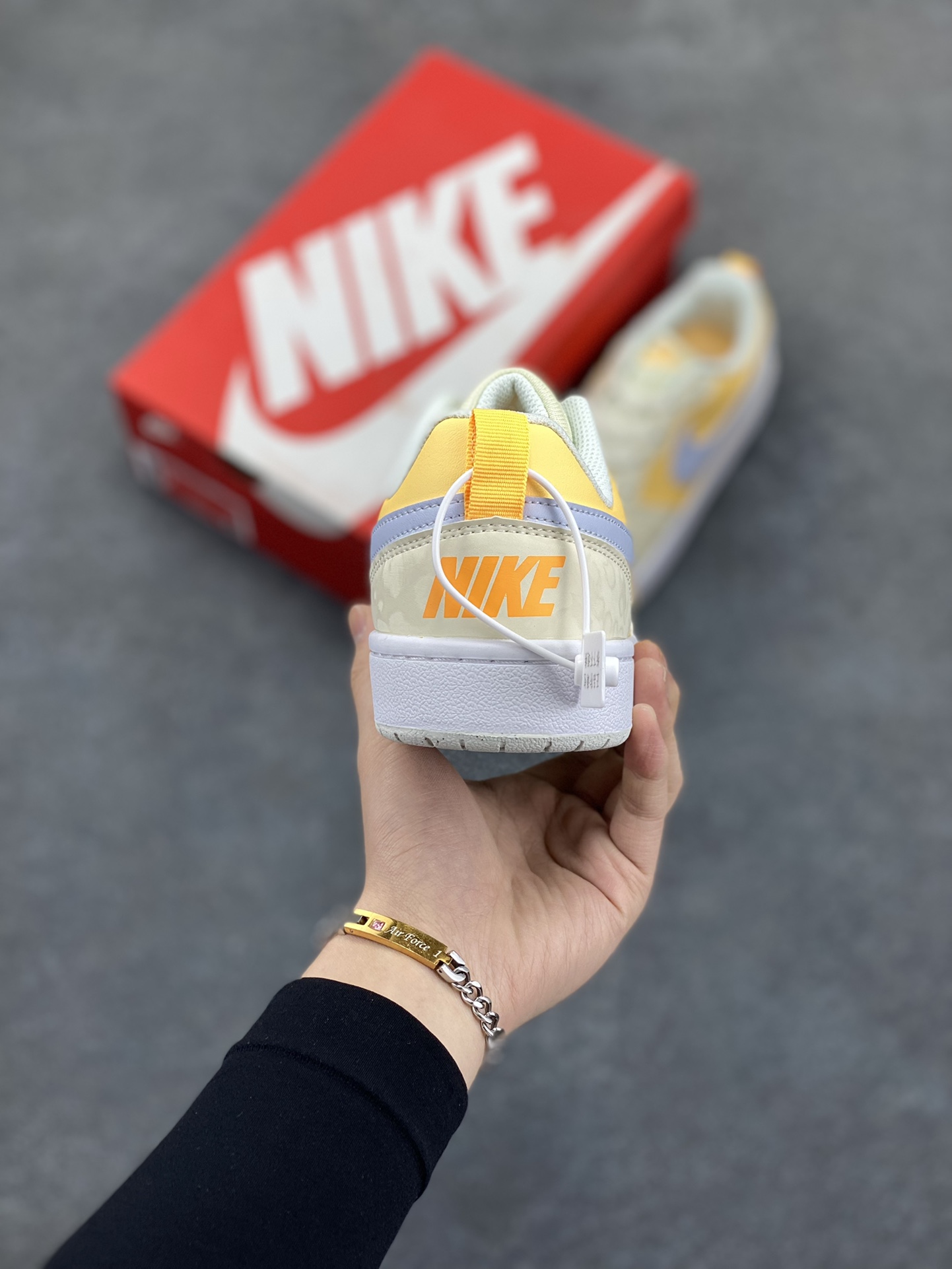 图片[4]-福利特价 Nike Court Borough Low 低帮百搭透气休闲运动板鞋男女鞋 经典耐用的设计，兼顾舒适脚感和出众风范，演绎匠心之作。结构性的支撑贴合感结合复古篮球设计，塑就场外全明星风范。 货号：BV5456-107 尺码：36 36.5 37.5 38 38.5 39 40 40.5 41 42 42.5 43 44 45-选品中心