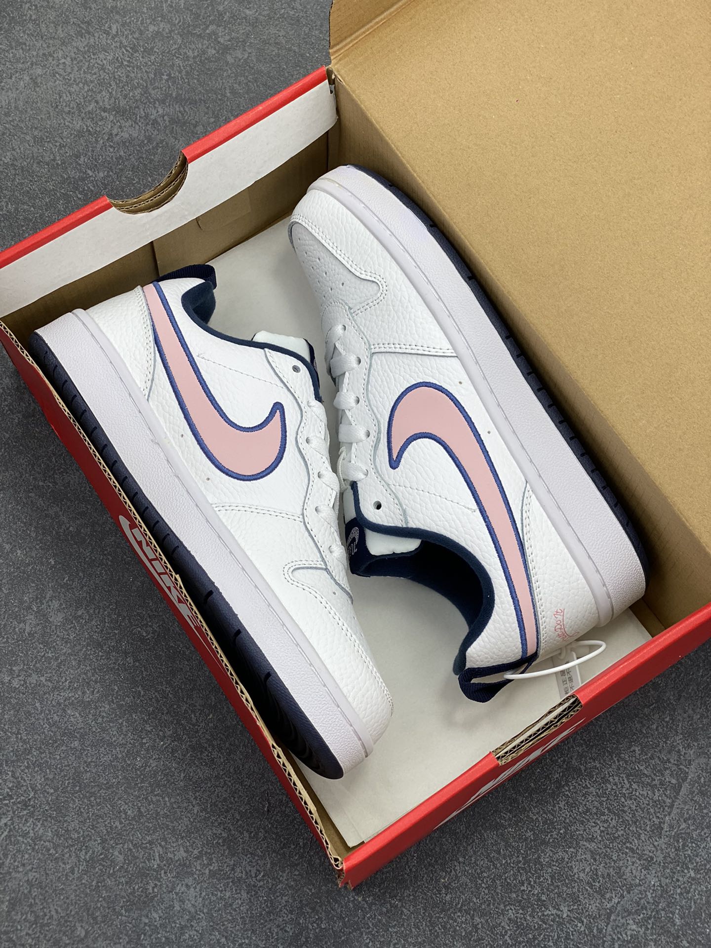 图片[9]-福利特价 Nike Court Borough Low 低帮百搭透气休闲运动板鞋男女鞋 经典耐用的设计，兼顾舒适脚感和出众风范，演绎匠心之作。结构性的支撑贴合感结合复古篮球设计，塑就场外全明星风范。 货号：DO3090-100 尺码：36 36.5 37.5 38 38.5 39 40 40.5 41 42 42.5 43 44 45-选品中心