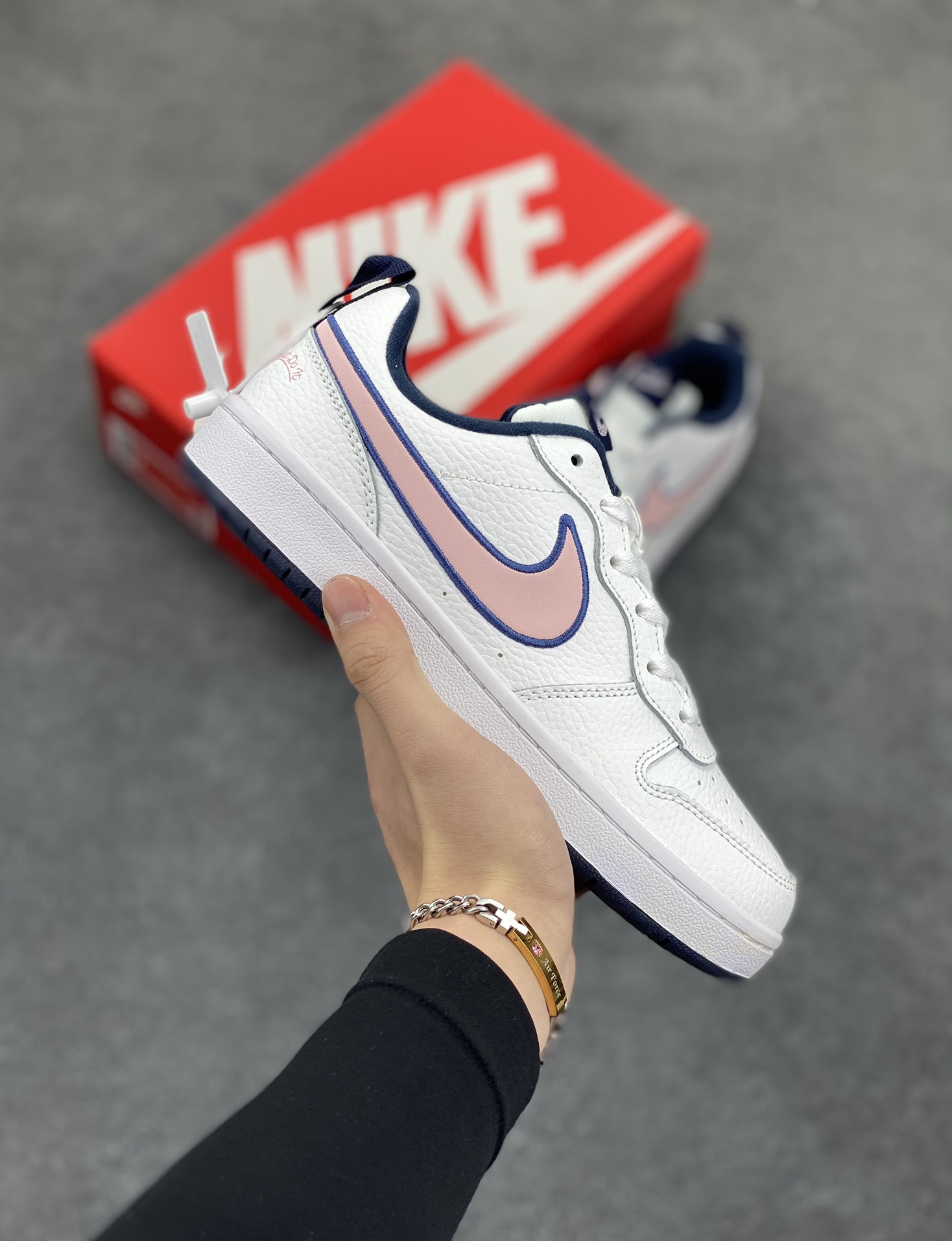 福利特价 Nike Court Borough Low 低帮百搭透气休闲运动板鞋男女鞋 经典耐用的设计，兼顾舒适脚感和出众风范，演绎匠心之作。结构性的支撑贴合感结合复古篮球设计，塑就场外全明星风范。 货号：DO3090-100 尺码：36 36.5 37.5 38 38.5 39 40 40.5 41 42 42.5 43 44 45-选品中心