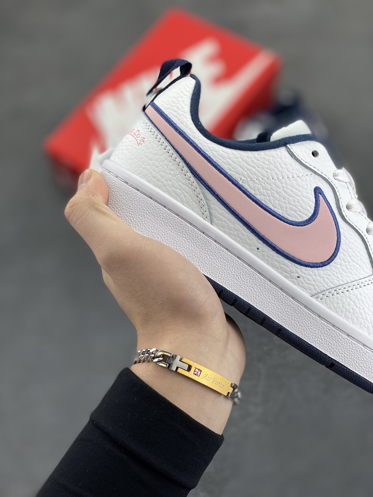 图片[6]-福利特价 Nike Court Borough Low 低帮百搭透气休闲运动板鞋男女鞋 经典耐用的设计，兼顾舒适脚感和出众风范，演绎匠心之作。结构性的支撑贴合感结合复古篮球设计，塑就场外全明星风范。 货号：DO3090-100 尺码：36 36.5 37.5 38 38.5 39 40 40.5 41 42 42.5 43 44 45-选品中心