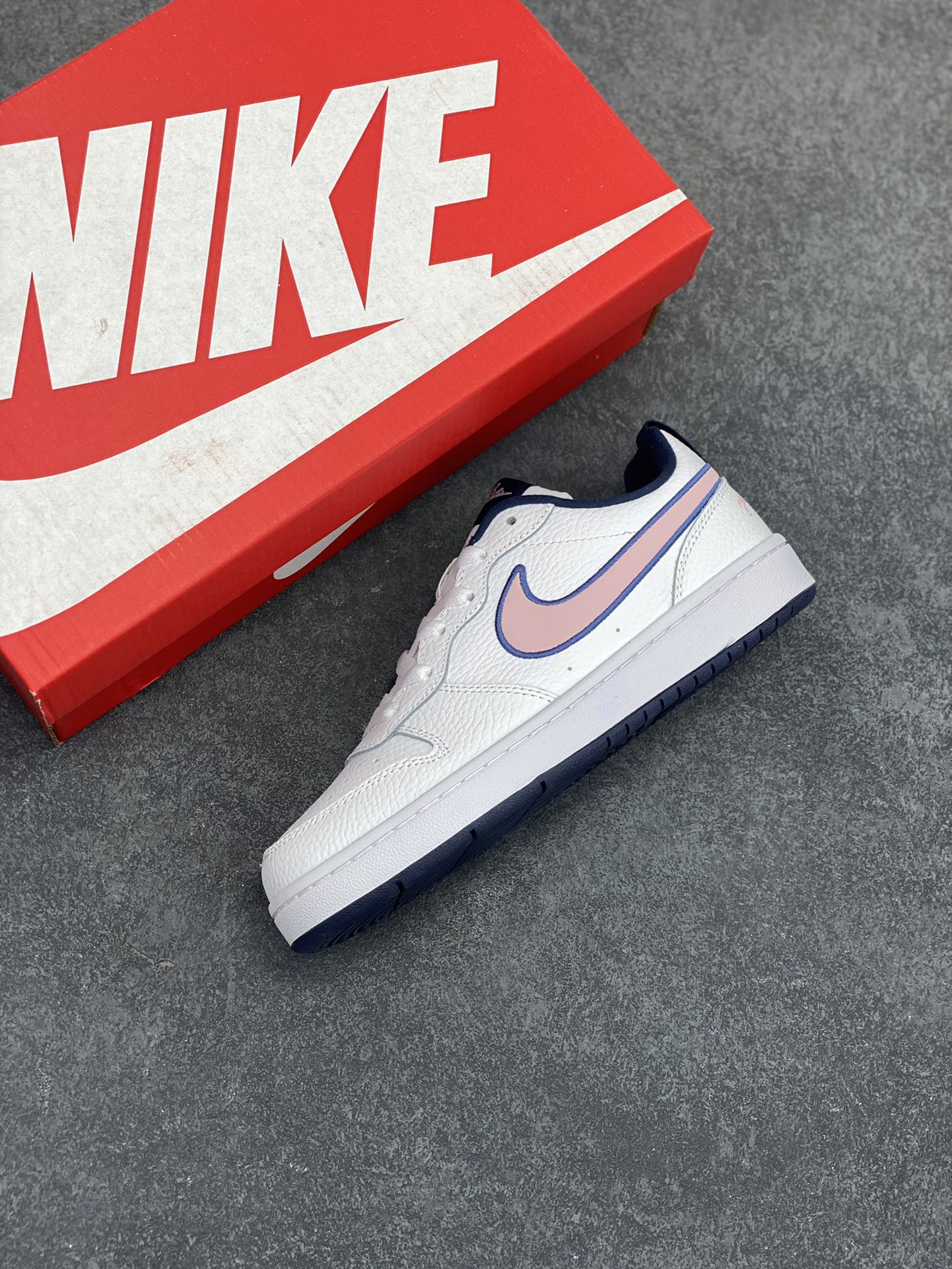 图片[7]-福利特价 Nike Court Borough Low 低帮百搭透气休闲运动板鞋男女鞋 经典耐用的设计，兼顾舒适脚感和出众风范，演绎匠心之作。结构性的支撑贴合感结合复古篮球设计，塑就场外全明星风范。 货号：DO3090-100 尺码：36 36.5 37.5 38 38.5 39 40 40.5 41 42 42.5 43 44 45-选品中心