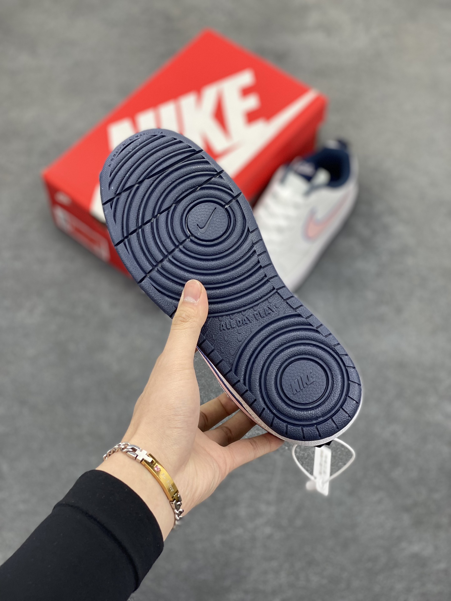图片[5]-福利特价 Nike Court Borough Low 低帮百搭透气休闲运动板鞋男女鞋 经典耐用的设计，兼顾舒适脚感和出众风范，演绎匠心之作。结构性的支撑贴合感结合复古篮球设计，塑就场外全明星风范。 货号：DO3090-100 尺码：36 36.5 37.5 38 38.5 39 40 40.5 41 42 42.5 43 44 45-选品中心