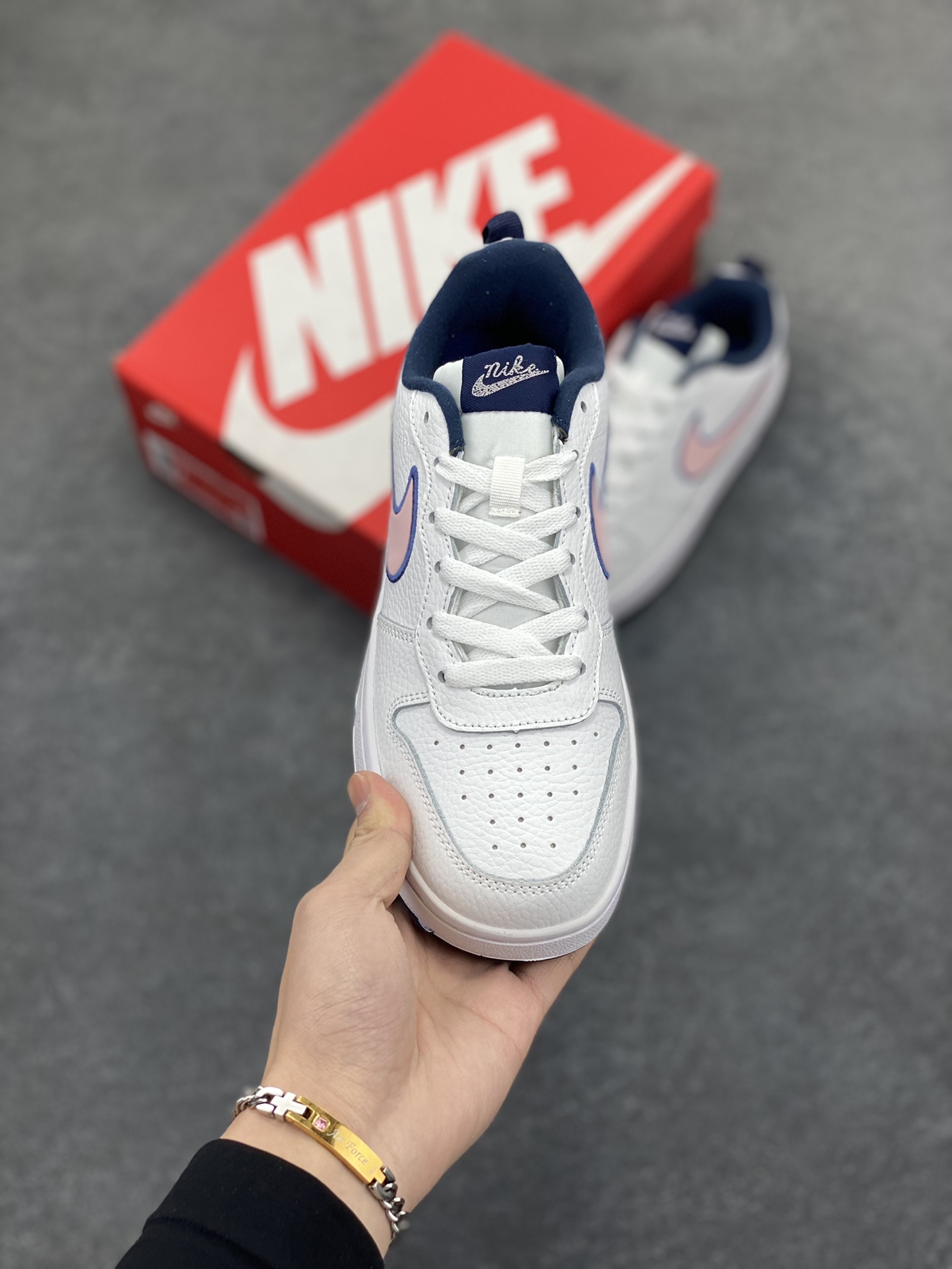 图片[2]-福利特价 Nike Court Borough Low 低帮百搭透气休闲运动板鞋男女鞋 经典耐用的设计，兼顾舒适脚感和出众风范，演绎匠心之作。结构性的支撑贴合感结合复古篮球设计，塑就场外全明星风范。 货号：DO3090-100 尺码：36 36.5 37.5 38 38.5 39 40 40.5 41 42 42.5 43 44 45-选品中心