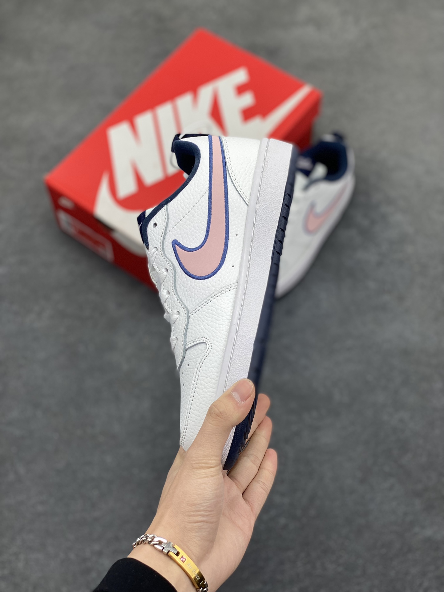 图片[3]-福利特价 Nike Court Borough Low 低帮百搭透气休闲运动板鞋男女鞋 经典耐用的设计，兼顾舒适脚感和出众风范，演绎匠心之作。结构性的支撑贴合感结合复古篮球设计，塑就场外全明星风范。 货号：DO3090-100 尺码：36 36.5 37.5 38 38.5 39 40 40.5 41 42 42.5 43 44 45-选品中心