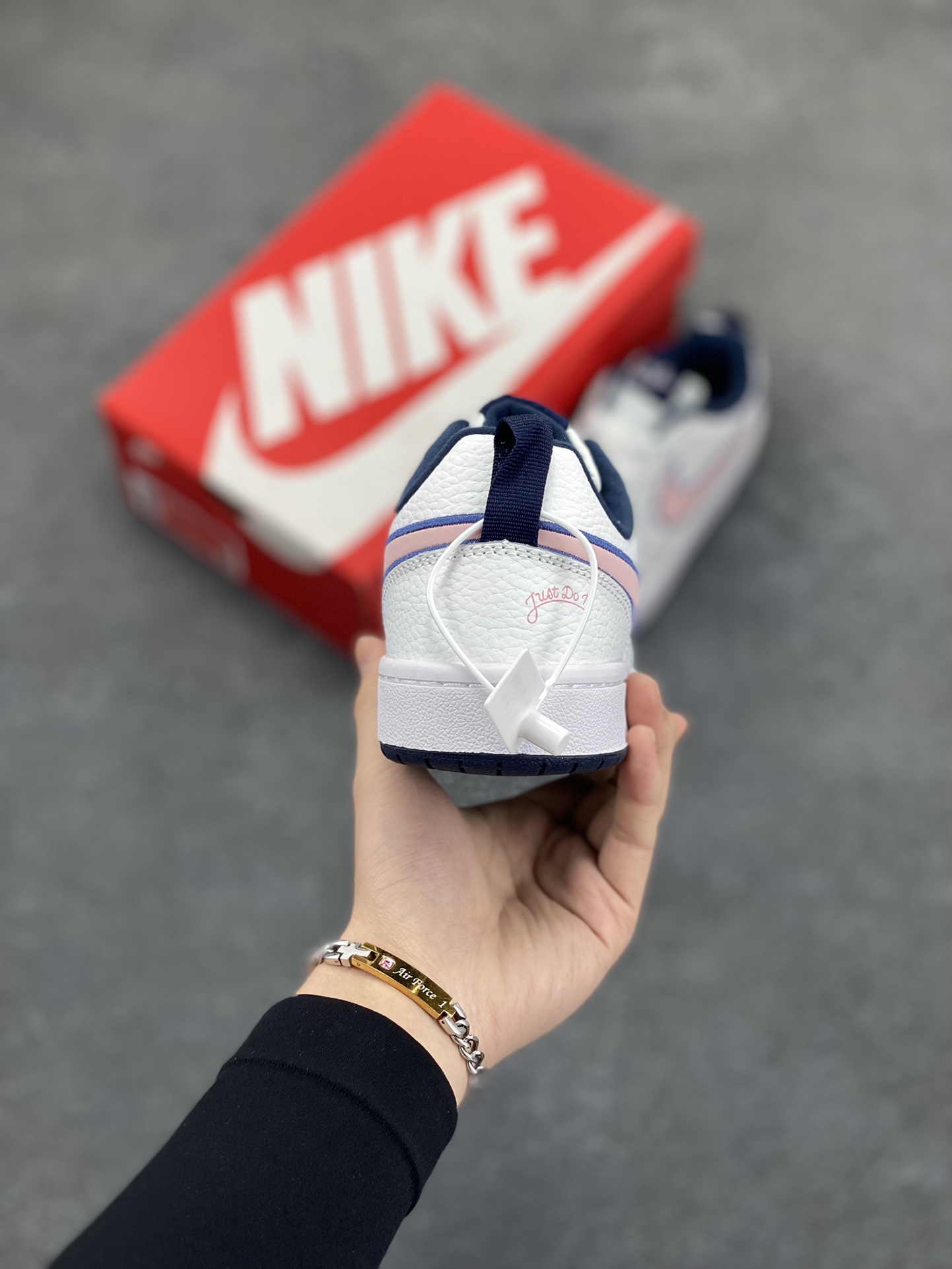 图片[4]-福利特价 Nike Court Borough Low 低帮百搭透气休闲运动板鞋男女鞋 经典耐用的设计，兼顾舒适脚感和出众风范，演绎匠心之作。结构性的支撑贴合感结合复古篮球设计，塑就场外全明星风范。 货号：DO3090-100 尺码：36 36.5 37.5 38 38.5 39 40 40.5 41 42 42.5 43 44 45-选品中心