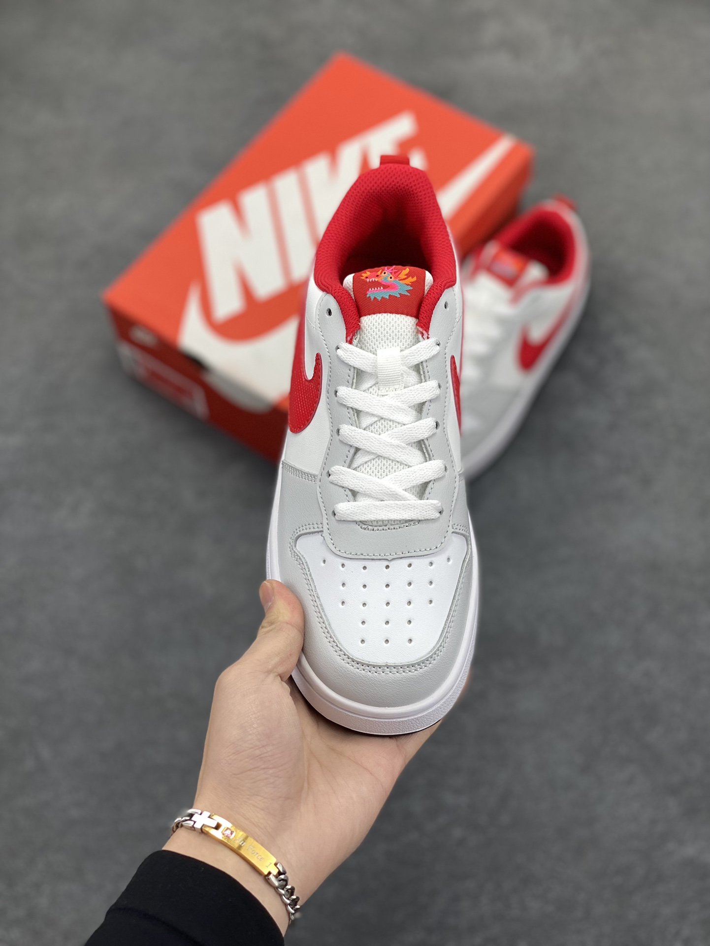 图片[2]-福利特价 Nike Court Borough Low 低帮百搭透气休闲运动板鞋男女鞋 经典耐用的设计，兼顾舒适脚感和出众风范，演绎匠心之作。结构性的支撑贴合感结合复古篮球设计，塑就场外全明星风范。 货号：FZ5525-161 尺码：36 36.5 37.5 38 38.5 39 40 40.5 41 42 42.5 43 44 45-选品中心