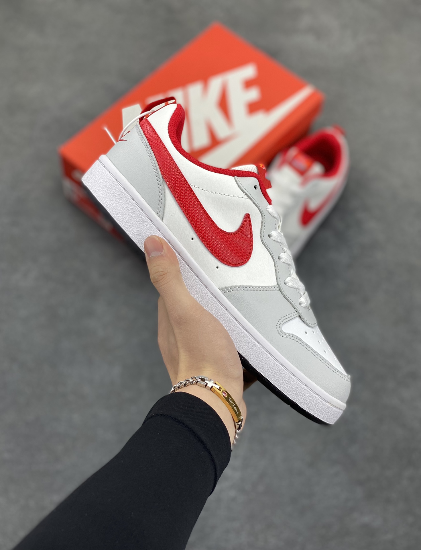 福利特价 Nike Court Borough Low 低帮百搭透气休闲运动板鞋男女鞋 经典耐用的设计，兼顾舒适脚感和出众风范，演绎匠心之作。结构性的支撑贴合感结合复古篮球设计，塑就场外全明星风范。 货号：FZ5525-161 尺码：36 36.5 37.5 38 38.5 39 40 40.5 41 42 42.5 43 44 45-选品中心