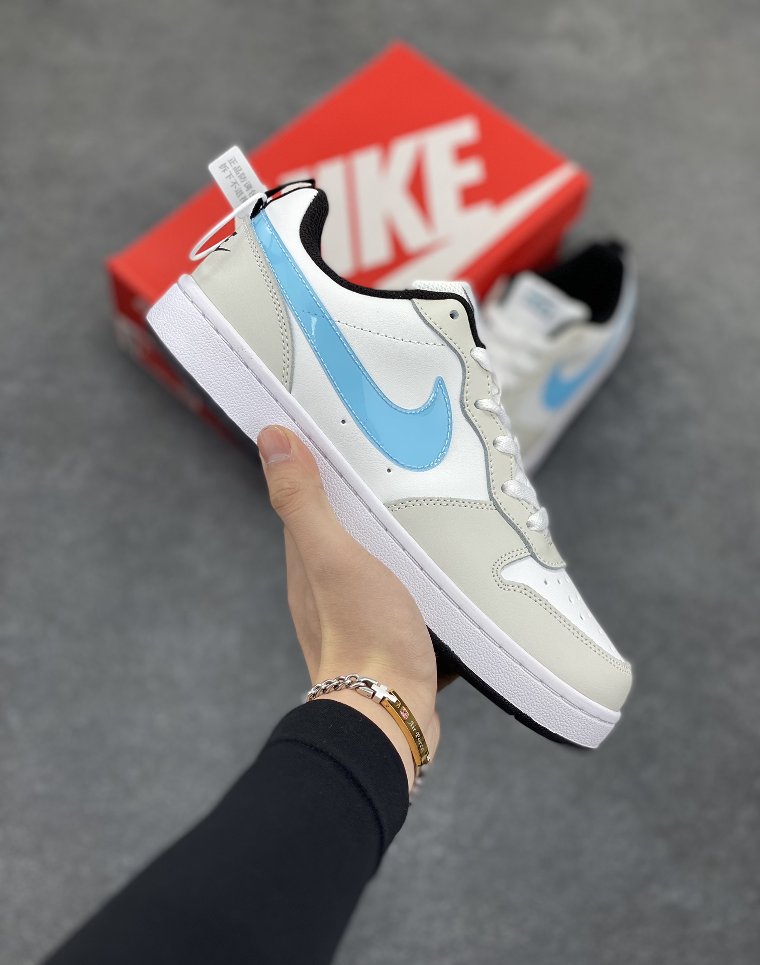 福利特价 Nike Court Borough Low 低帮百搭透气休闲运动板鞋男女鞋 经典耐用的设计,兼顾舒适脚感和出众风范,演绎匠心之作。结构性的支撑贴合感结合复古篮球设计,塑就场外全明星风范。 货号:CW1624-100 尺码:36 36.5 37.5 38 38.5 39 40 40.5 41 42 42.5 43 44 45-选品中心