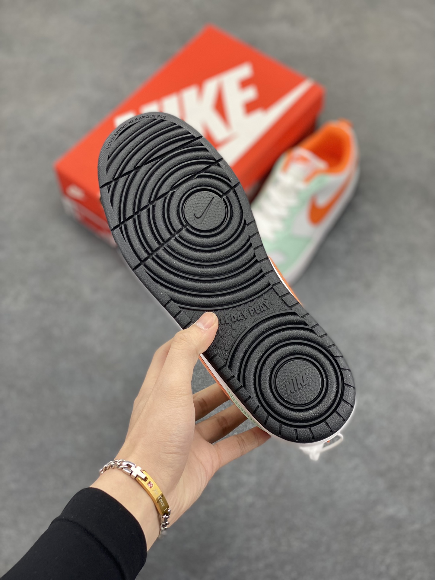 图片[5]-福利特价 Nike Court Borough Low 低帮百搭透气休闲运动板鞋男女鞋 经典耐用的设计，兼顾舒适脚感和出众风范，演绎匠心之作。结构性的支撑贴合感结合复古篮球设计，塑就场外全明星风范。 货号：FN3687-181 尺码：36 36.5 37.5 38 38.5 39 40 40.5 41 42 42.5 43 44 45-选品中心