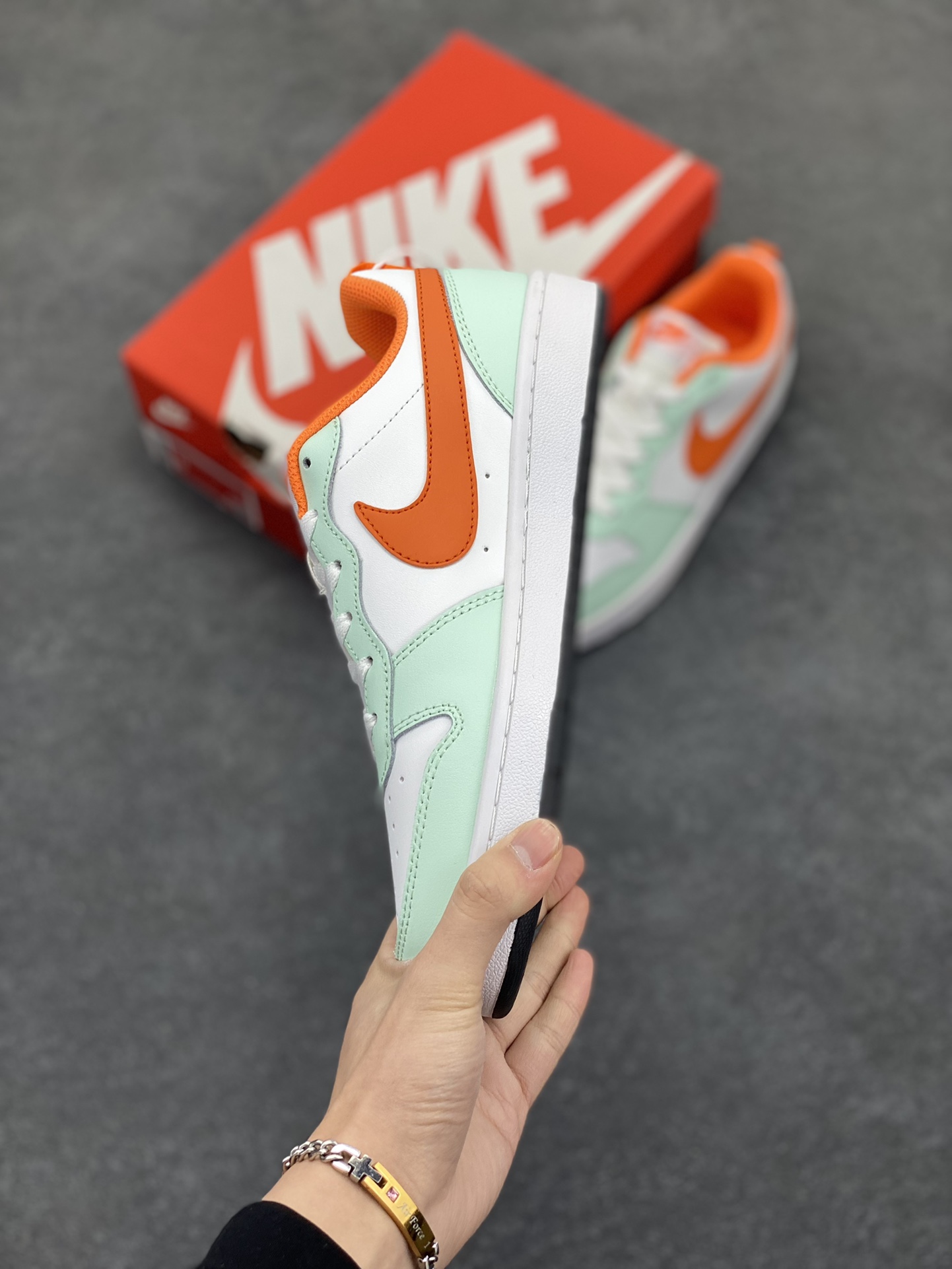 图片[3]-福利特价 Nike Court Borough Low 低帮百搭透气休闲运动板鞋男女鞋 经典耐用的设计，兼顾舒适脚感和出众风范，演绎匠心之作。结构性的支撑贴合感结合复古篮球设计，塑就场外全明星风范。 货号：FN3687-181 尺码：36 36.5 37.5 38 38.5 39 40 40.5 41 42 42.5 43 44 45-选品中心