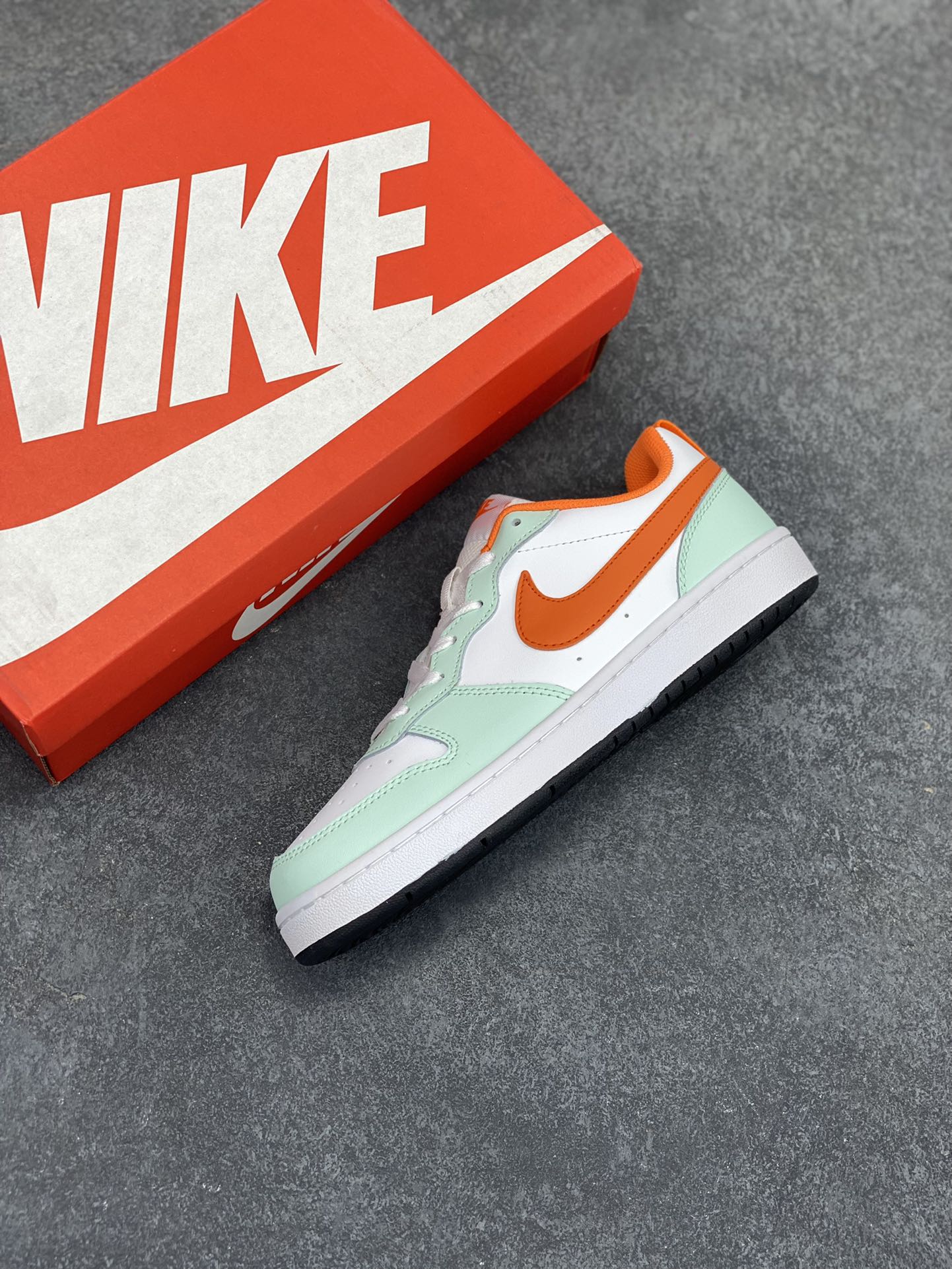 图片[7]-福利特价 Nike Court Borough Low 低帮百搭透气休闲运动板鞋男女鞋 经典耐用的设计，兼顾舒适脚感和出众风范，演绎匠心之作。结构性的支撑贴合感结合复古篮球设计，塑就场外全明星风范。 货号：FN3687-181 尺码：36 36.5 37.5 38 38.5 39 40 40.5 41 42 42.5 43 44 45-选品中心