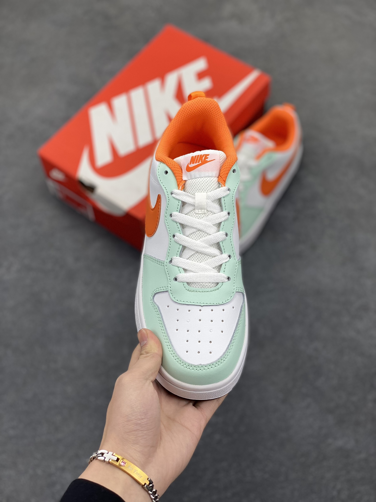 图片[2]-福利特价 Nike Court Borough Low 低帮百搭透气休闲运动板鞋男女鞋 经典耐用的设计，兼顾舒适脚感和出众风范，演绎匠心之作。结构性的支撑贴合感结合复古篮球设计，塑就场外全明星风范。 货号：FN3687-181 尺码：36 36.5 37.5 38 38.5 39 40 40.5 41 42 42.5 43 44 45-选品中心