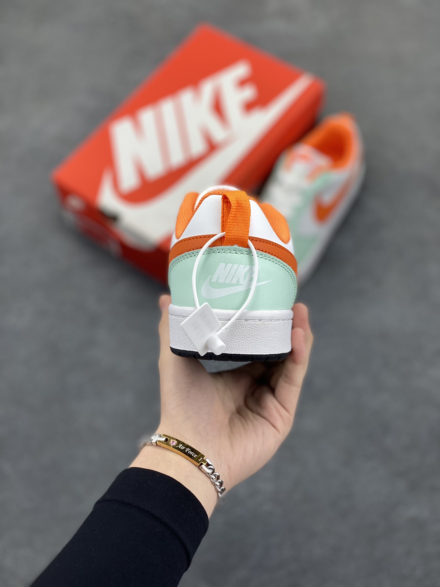 图片[4]-福利特价 Nike Court Borough Low 低帮百搭透气休闲运动板鞋男女鞋 经典耐用的设计，兼顾舒适脚感和出众风范，演绎匠心之作。结构性的支撑贴合感结合复古篮球设计，塑就场外全明星风范。 货号：FN3687-181 尺码：36 36.5 37.5 38 38.5 39 40 40.5 41 42 42.5 43 44 45-选品中心