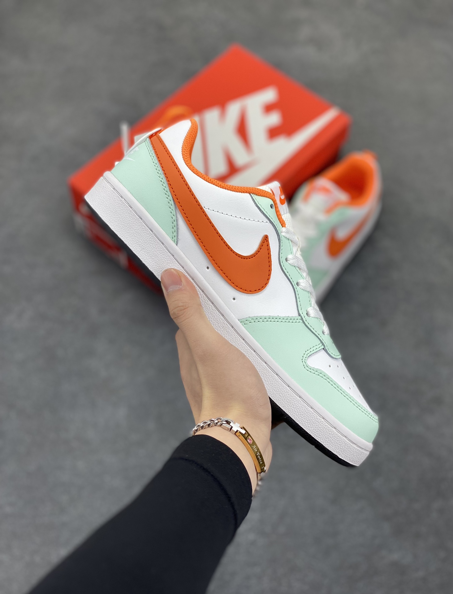 福利特价 Nike Court Borough Low 低帮百搭透气休闲运动板鞋男女鞋 经典耐用的设计,兼顾舒适脚感和出众风范,演绎匠心之作。结构性的支撑贴合感结合复古篮球设计,塑就场外全明星风范。 货号:FN3687-181 尺码:36 36.5 37.5 38 38.5 39 40 40.5 41 42 42.5 43 44 45-选品中心