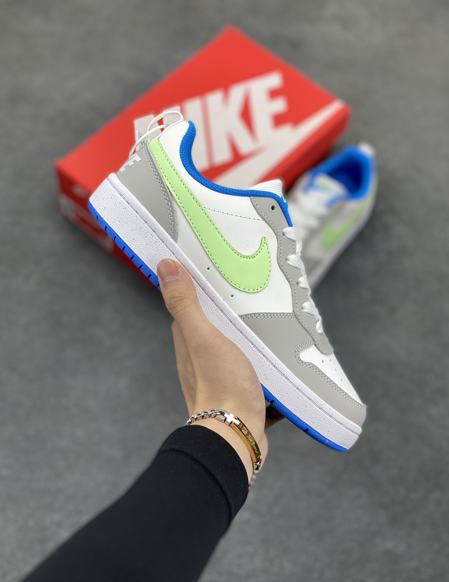福利特价 Nike Court Borough Low 低帮百搭透气休闲运动板鞋男女鞋 经典耐用的设计，兼顾舒适脚感和出众风范，演绎匠心之作。结构性的支撑贴合感结合复古篮球设计，塑就场外全明星风范。 货号：BV5456-005 尺码：36 36.5 37.5 38 38.5 39 40 40.5 41 42 42.5 43 44 45-选品中心