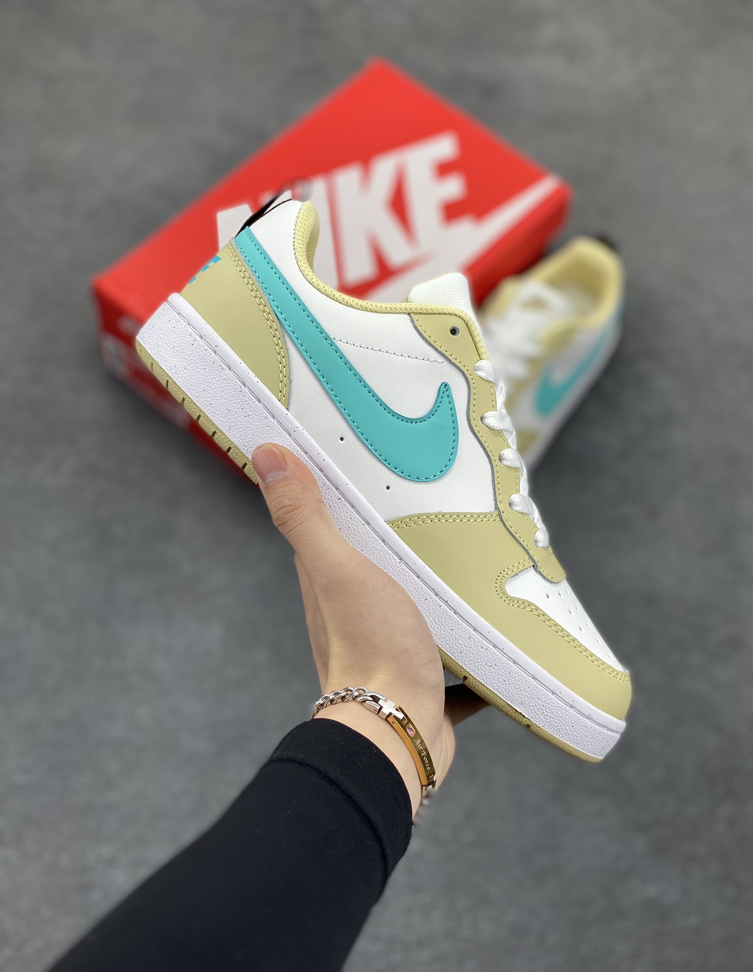 福利特价 Nike Court Borough Low 低帮百搭透气休闲运动板鞋男女鞋 经典耐用的设计,兼顾舒适脚感和出众风范,演绎匠心之作。结构性的支撑贴合感结合复古篮球设计,塑就场外全明星风范。 货号:HM3726-731 尺码:36 36.5 37.5 38 38.5 39 40 40.5 41 42 42.5 43 44 45-选品中心