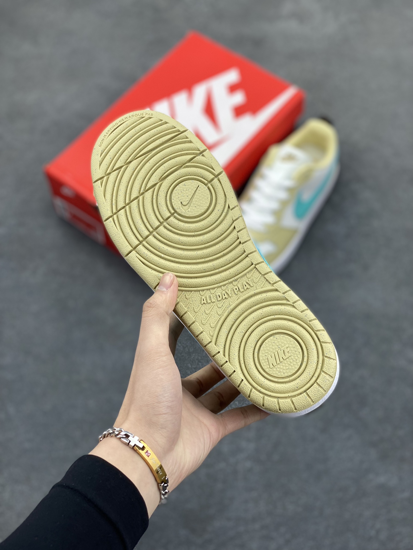 图片[5]-福利特价 Nike Court Borough Low 低帮百搭透气休闲运动板鞋男女鞋 经典耐用的设计，兼顾舒适脚感和出众风范，演绎匠心之作。结构性的支撑贴合感结合复古篮球设计，塑就场外全明星风范。 货号：HM3726-731 尺码：36 36.5 37.5 38 38.5 39 40 40.5 41 42 42.5 43 44 45-选品中心