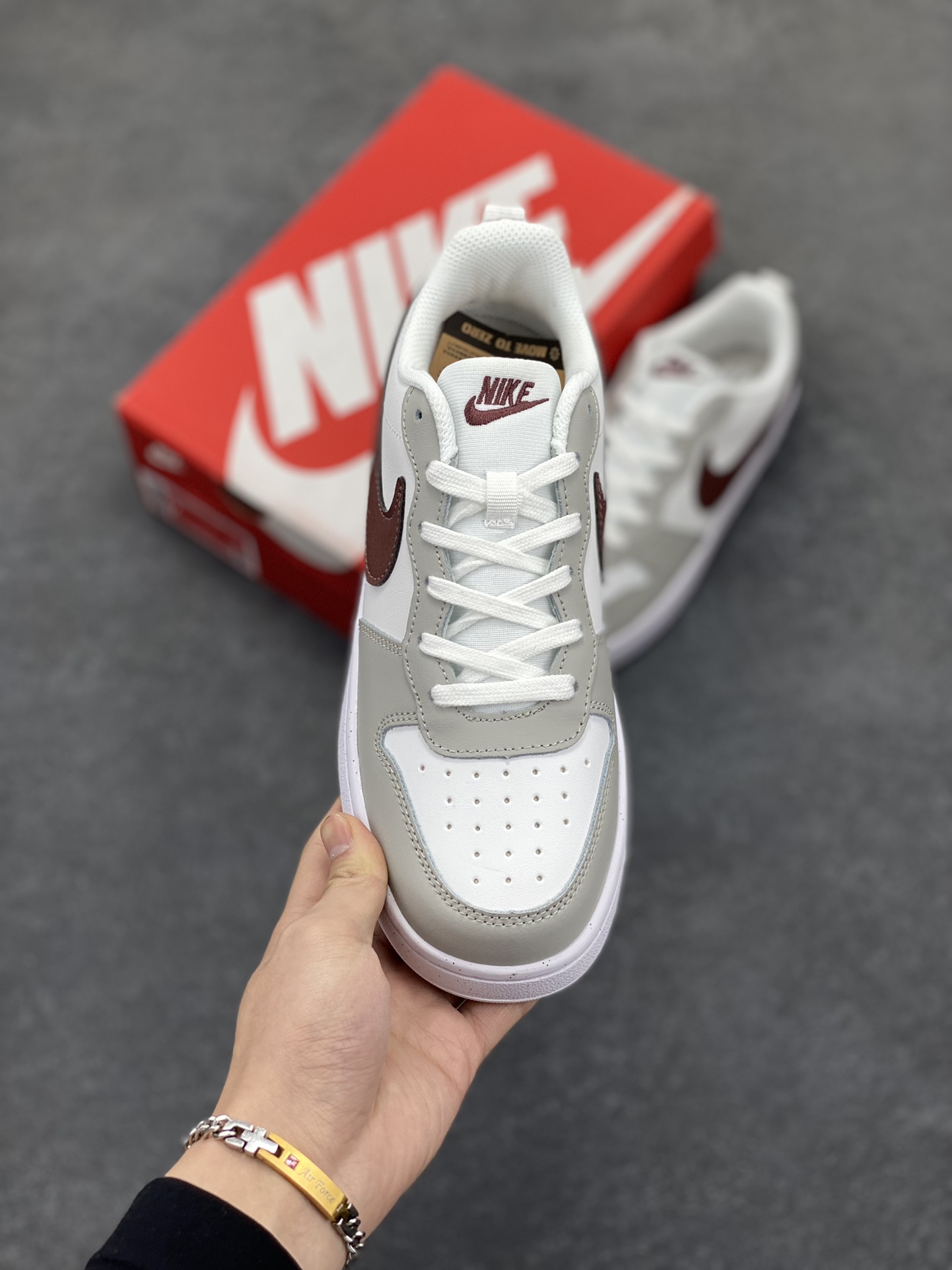 图片[2]-福利特价 Nike Court Borough Low 低帮百搭透气休闲运动板鞋男女鞋 经典耐用的设计，兼顾舒适脚感和出众风范，演绎匠心之作。结构性的支撑贴合感结合复古篮球设计，塑就场外全明星风范。 货号：FZ1024-100 尺码：36 36.5 37.5 38 38.5 39 40 40.5 41 42 42.5 43 44 45-选品中心