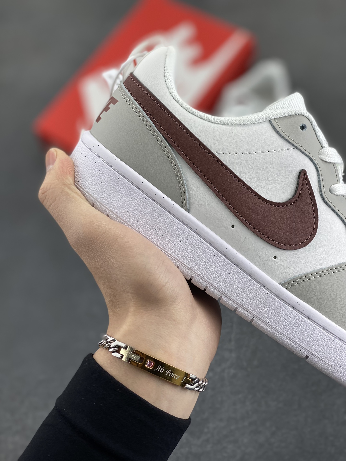 图片[6]-福利特价 Nike Court Borough Low 低帮百搭透气休闲运动板鞋男女鞋 经典耐用的设计，兼顾舒适脚感和出众风范，演绎匠心之作。结构性的支撑贴合感结合复古篮球设计，塑就场外全明星风范。 货号：FZ1024-100 尺码：36 36.5 37.5 38 38.5 39 40 40.5 41 42 42.5 43 44 45-选品中心